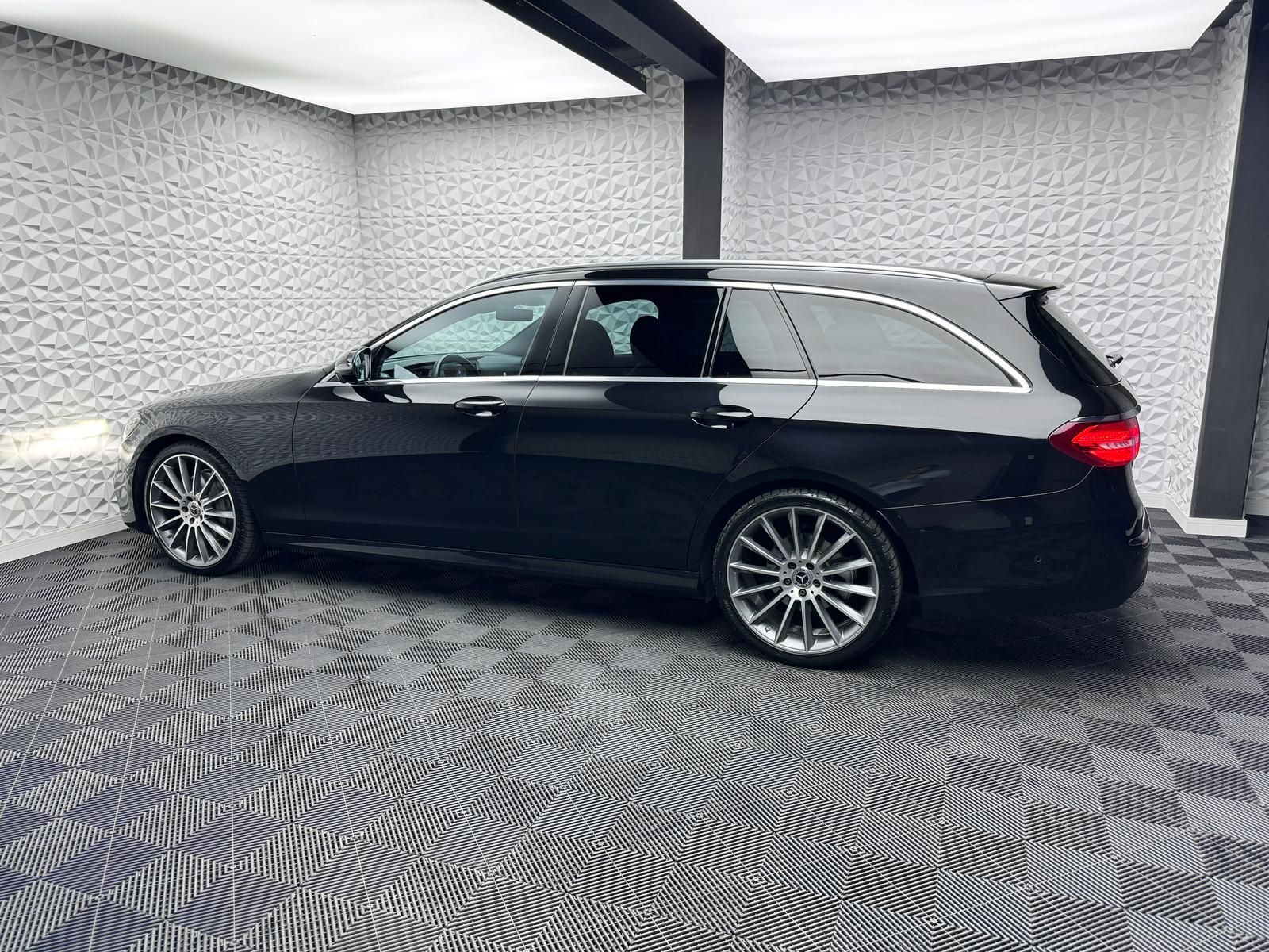 Fahrzeugabbildung Mercedes-Benz E220d T AMG*DISTRO*PANO*LUFT*360°*LED*DAB*ILS+