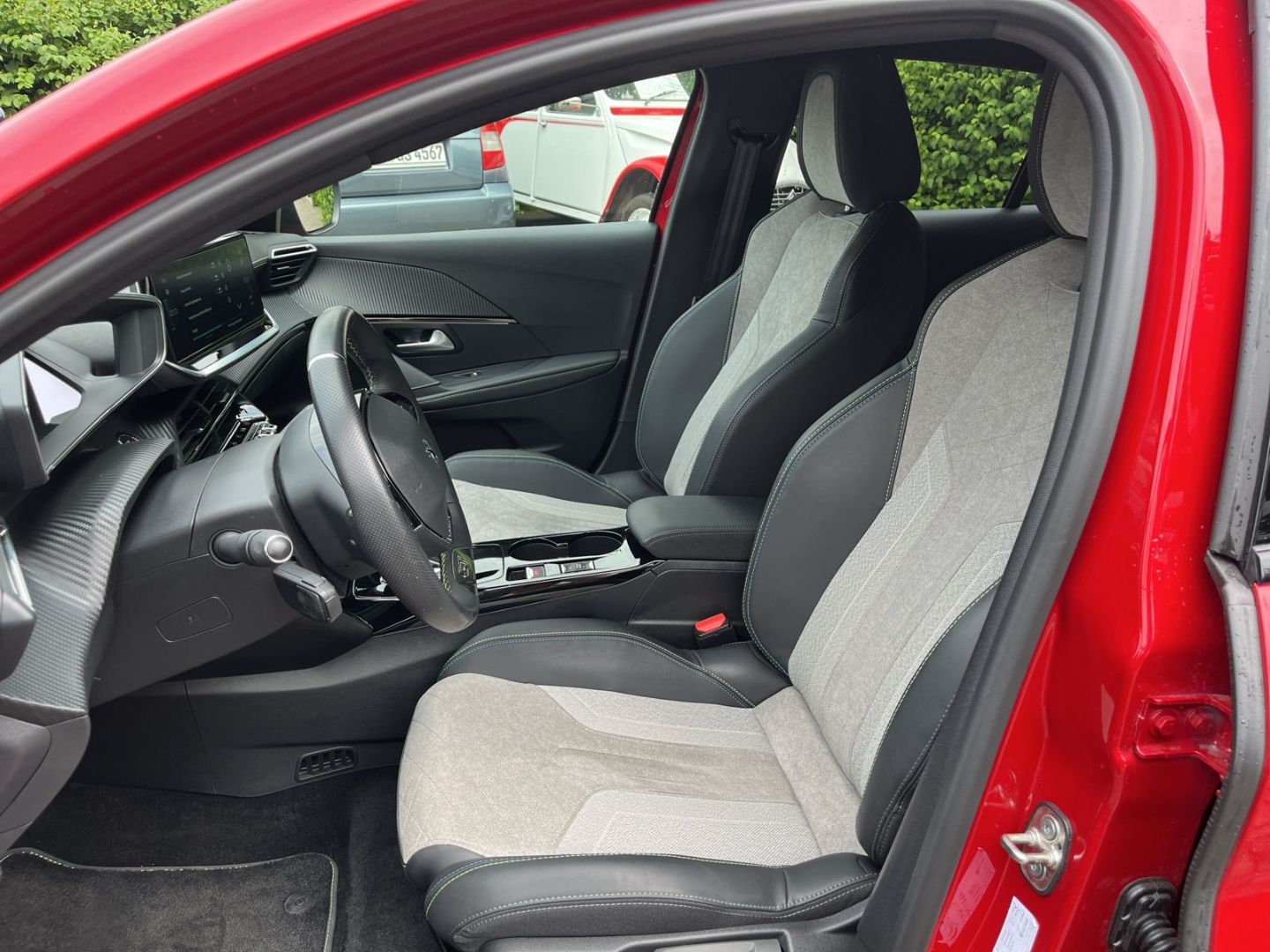 Fahrzeugabbildung Peugeot 208 GT Pack Elekto 136 Navi LED ACC CarPlay SHZ