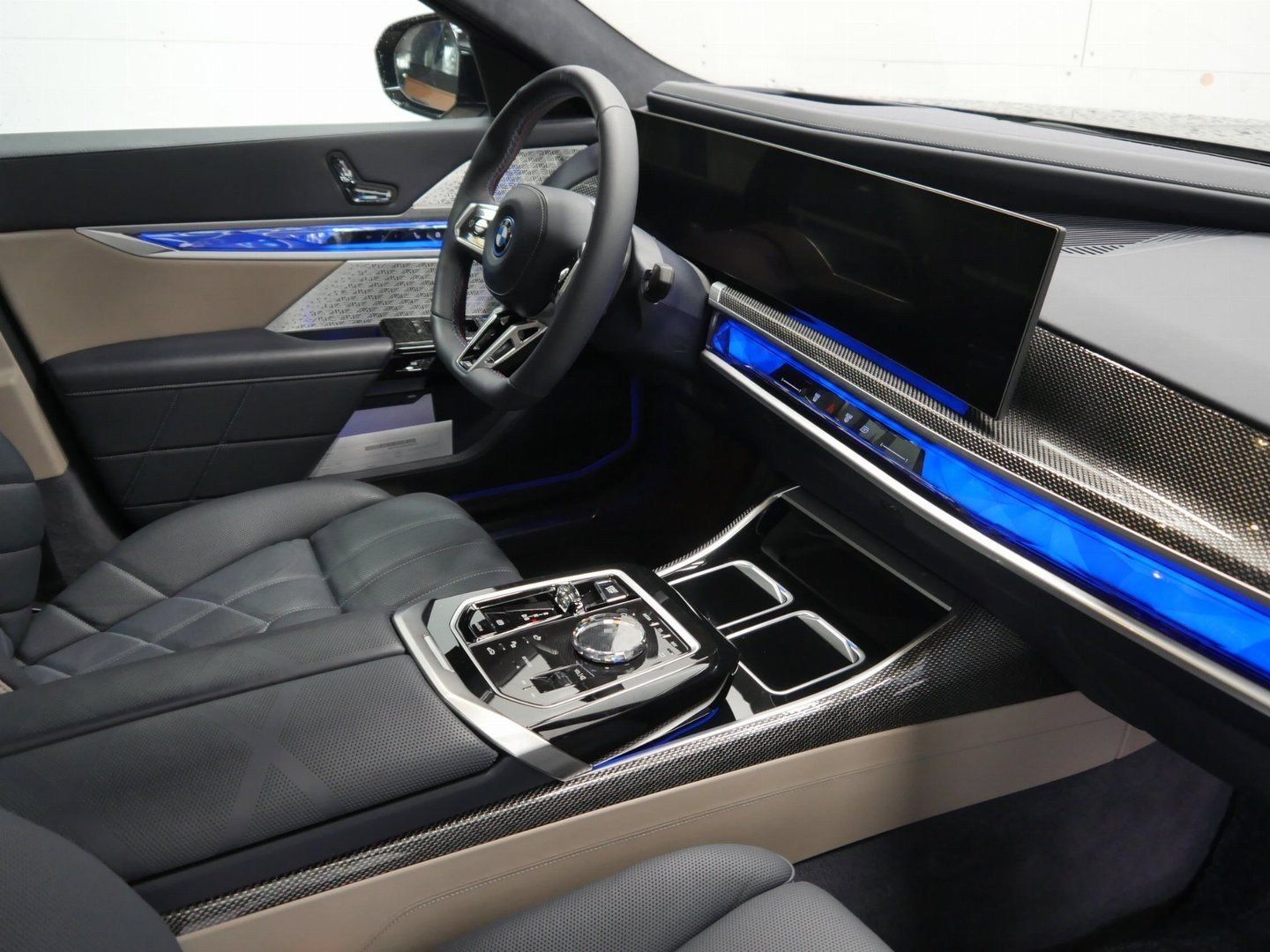 Fahrzeugabbildung BMW i7 M70 xDrive Limousine Sonderlackierung B&W Sur