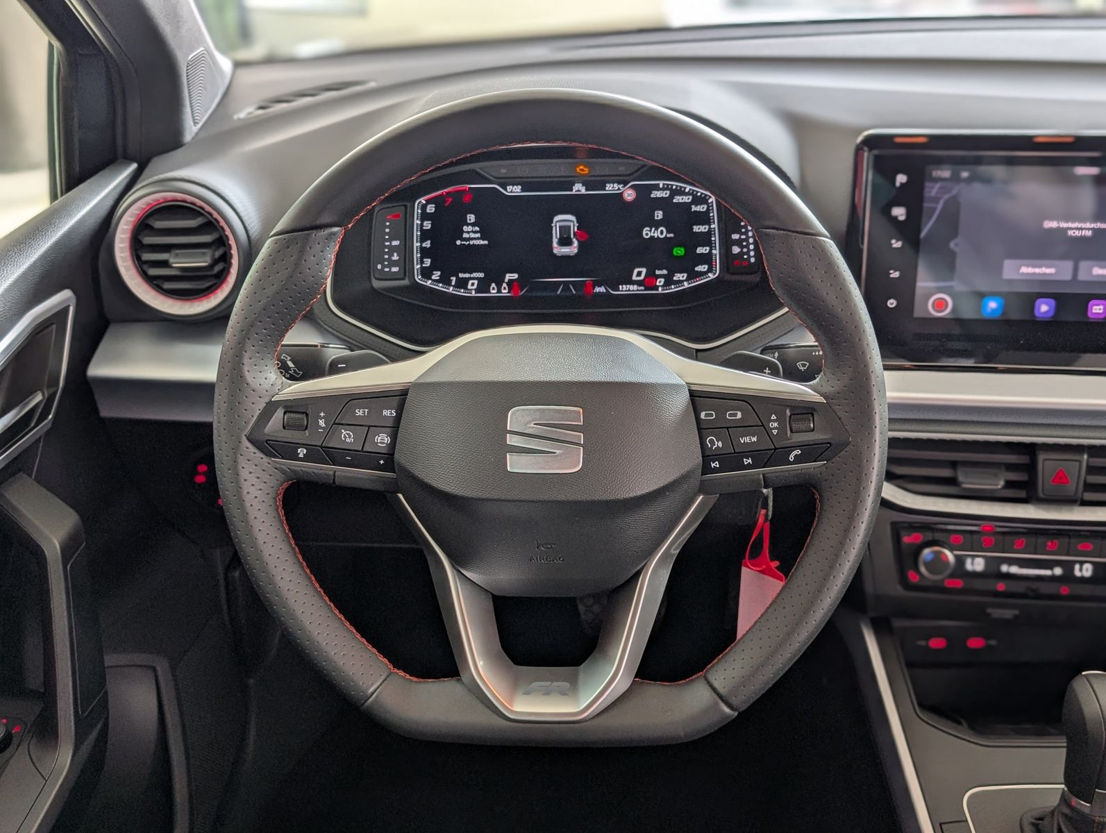 Fahrzeugabbildung SEAT Arona 1.5 TSI FR DSG ACC LED AHK KAM DINAMICA 18
