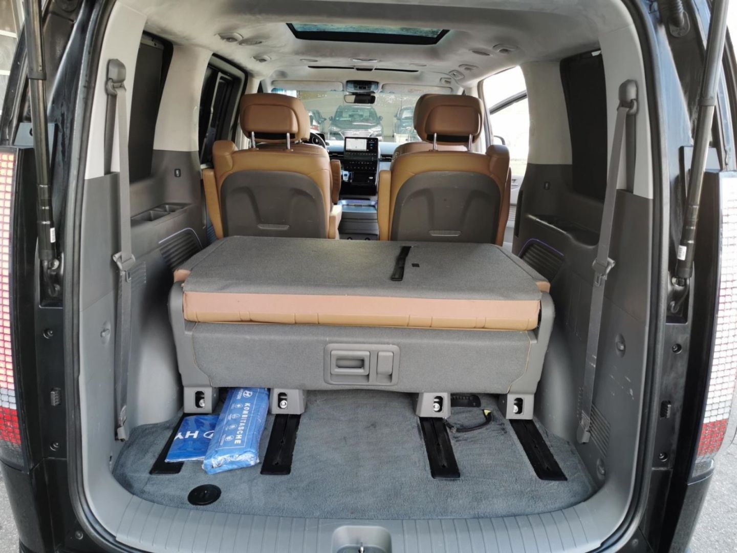 Fahrzeugabbildung Hyundai STARIA Signature 4WD 7-Sitzer PANO+AHK+GARANTIE