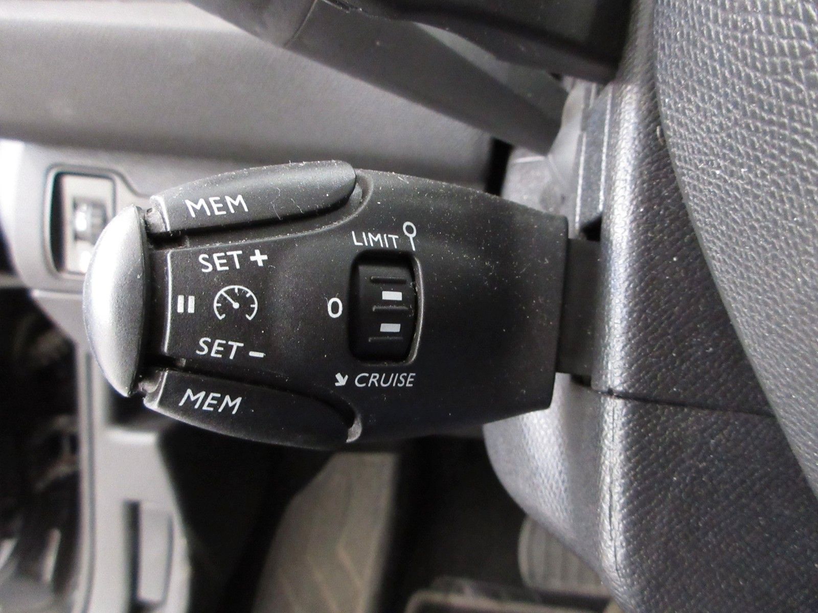 Fahrzeugabbildung Peugeot 308 Active Pack 1.2T LED/NAVI/PDC/TEMPOMAT
