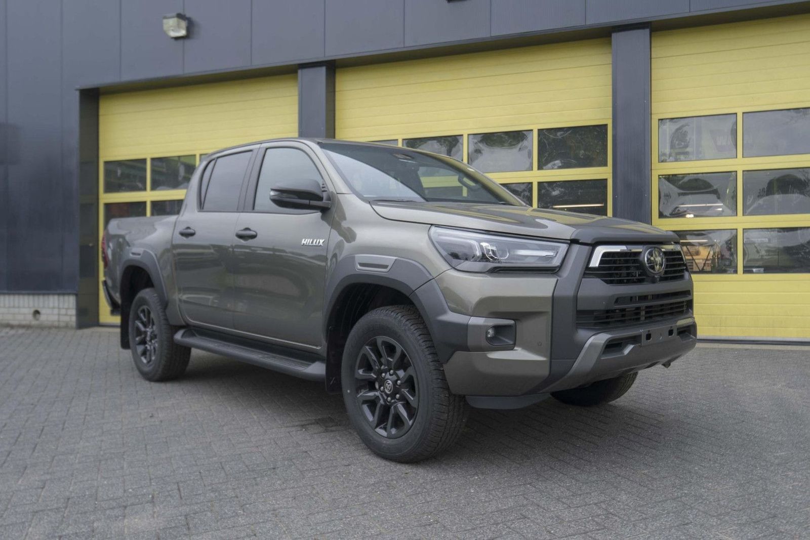 Toyota Hilux 2.8 D-4D Double Cab Hybrid Invincible JBL imagem 2