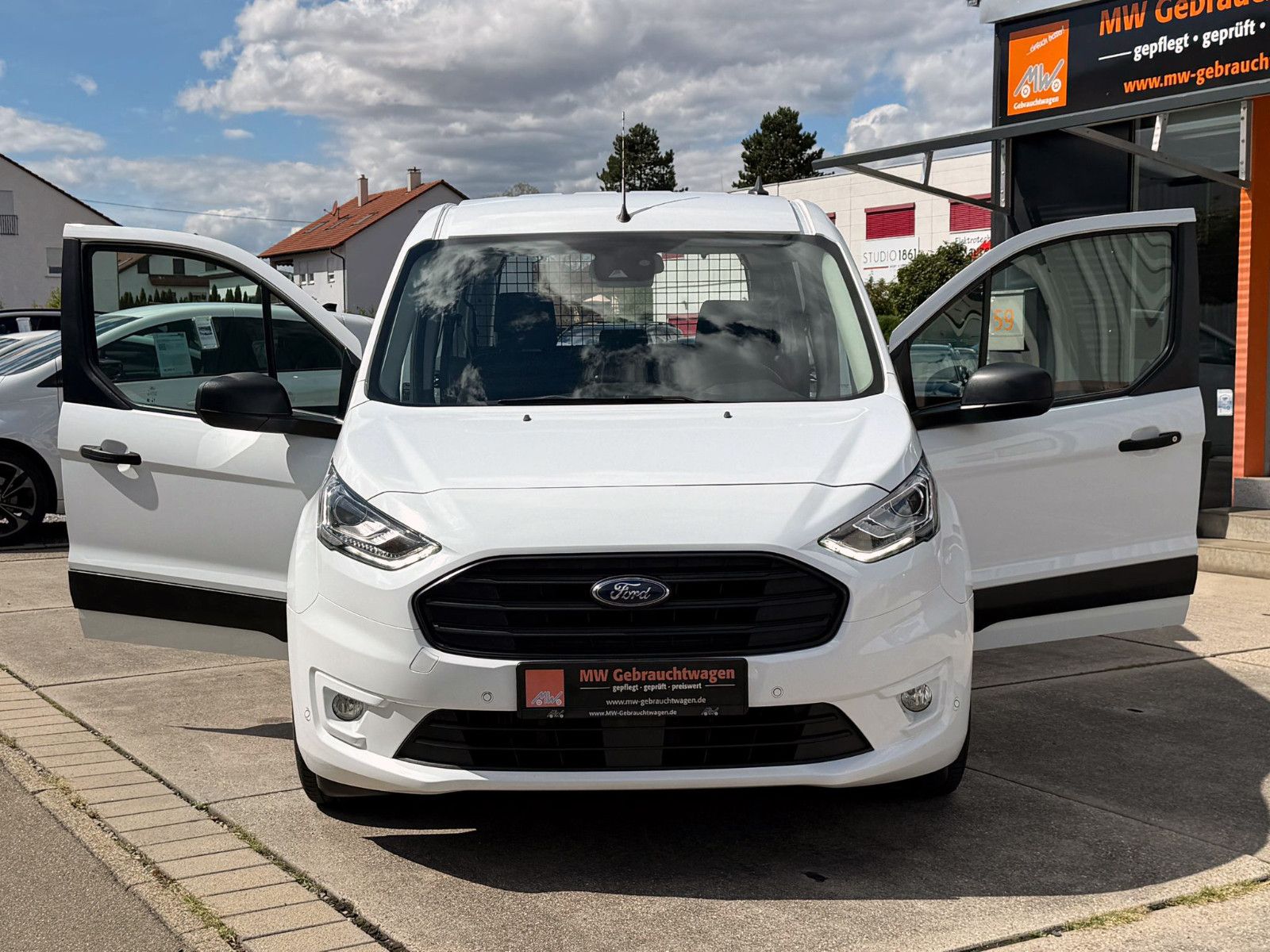 Fahrzeugabbildung Ford Transit Connect 240 Kombi L2 ACC AHK KAM SHZ BT