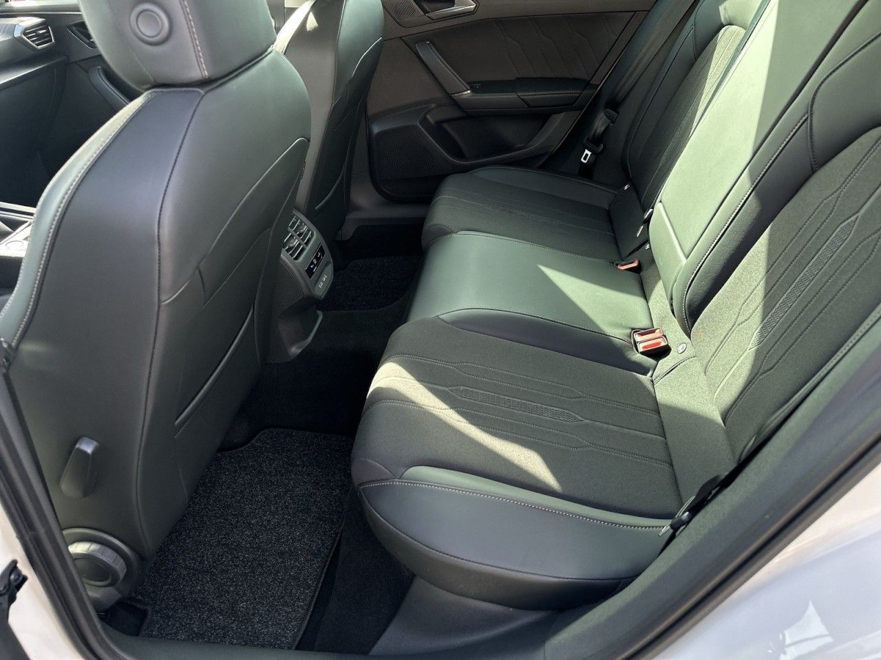 Fahrzeugabbildung CUPRA Formentor 1.5 TSI 150 PS 6-Gang - mit KI generiert/bearbeitet