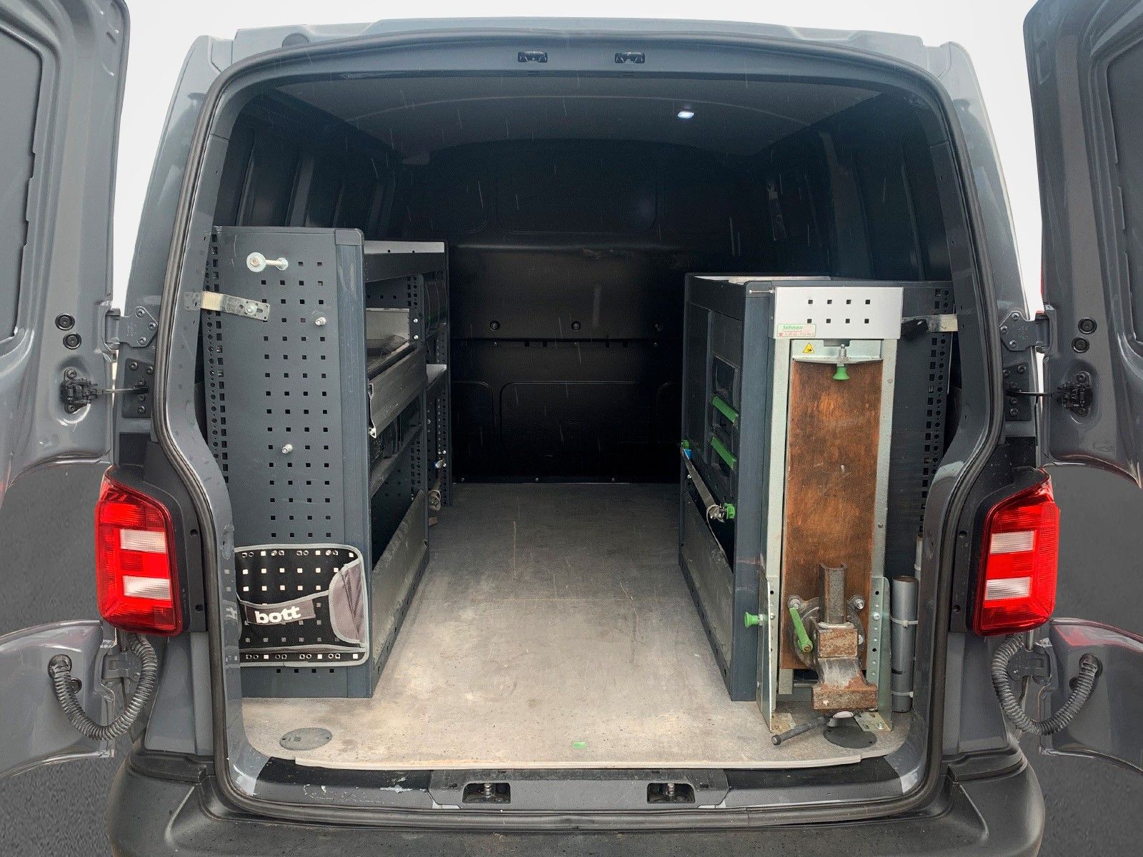 Fahrzeugabbildung Volkswagen T6 Transporter Kasten *Werkbankausbau* *3000mm*