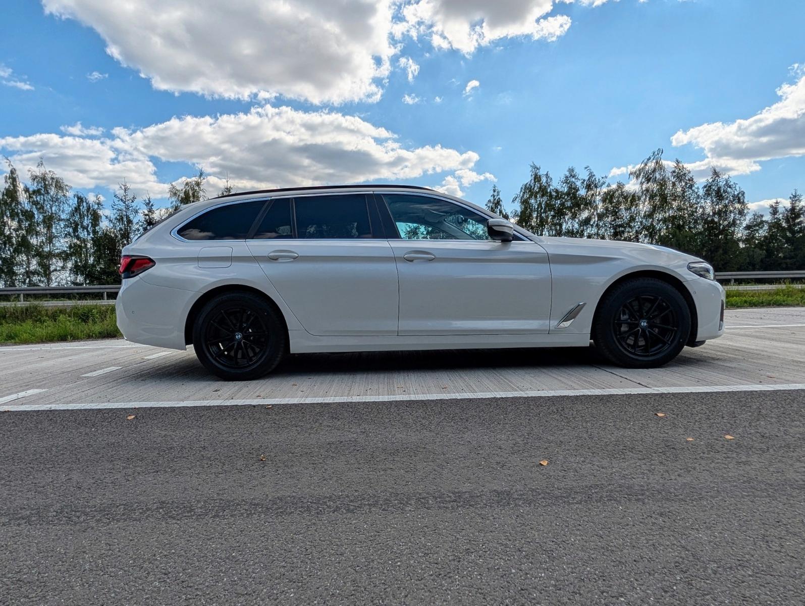 BMW 530d Touring Perlmuttweiß , Scheckheft , Navi