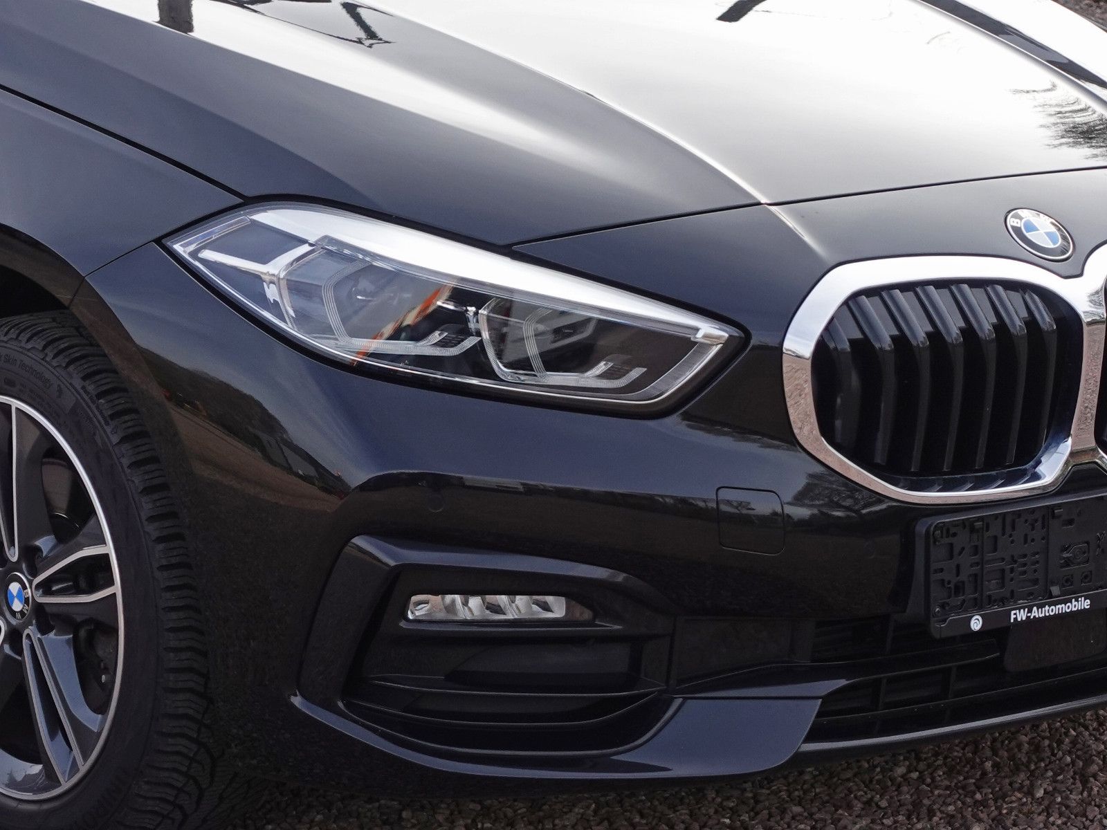 Fahrzeugabbildung BMW 118i Sport Line Navi CarPlay LED-Pkt.