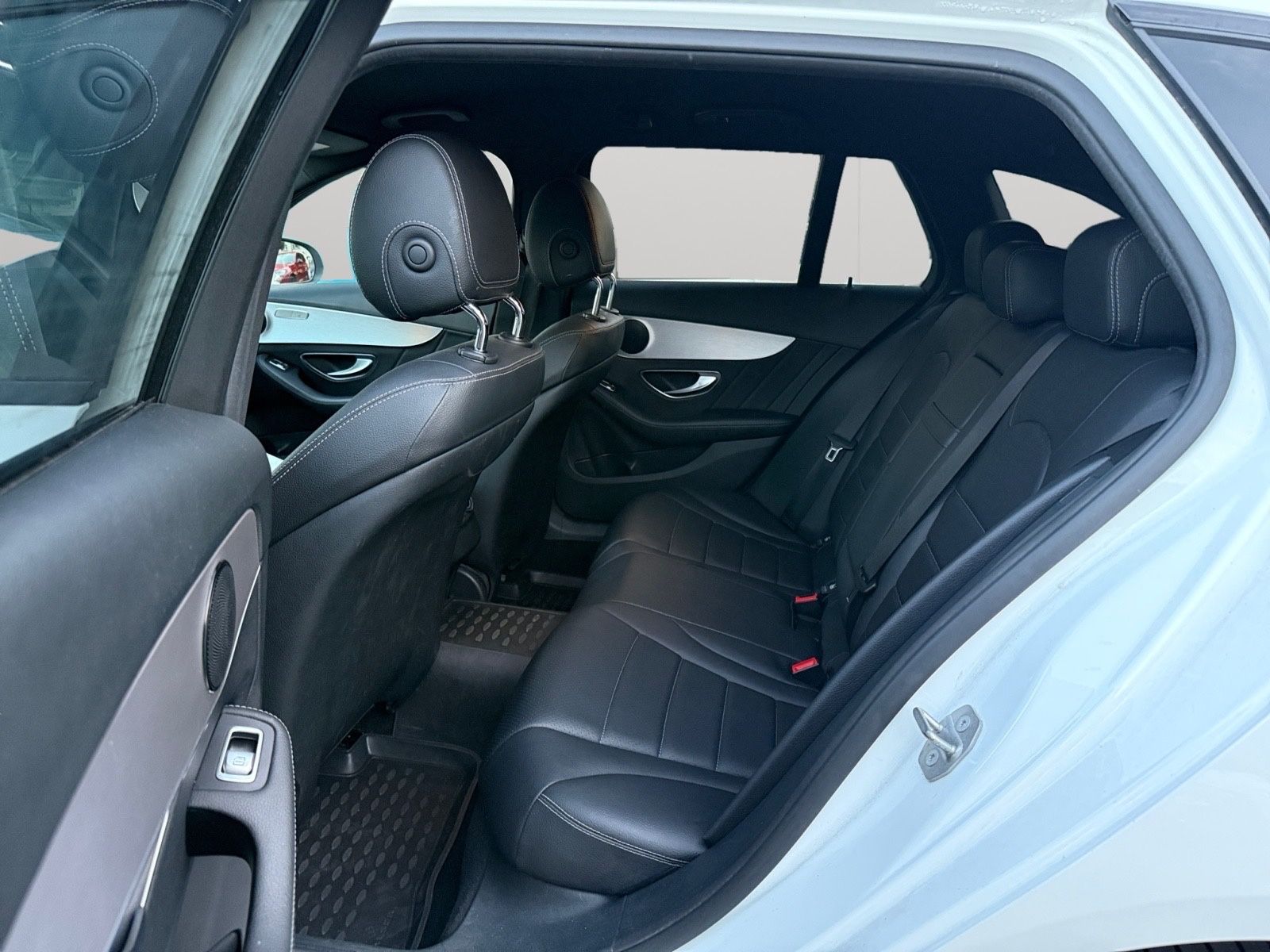 Fahrzeugabbildung Mercedes-Benz C 200 AMG Line Autom.Leder/R-Kamera/LED/Garantie