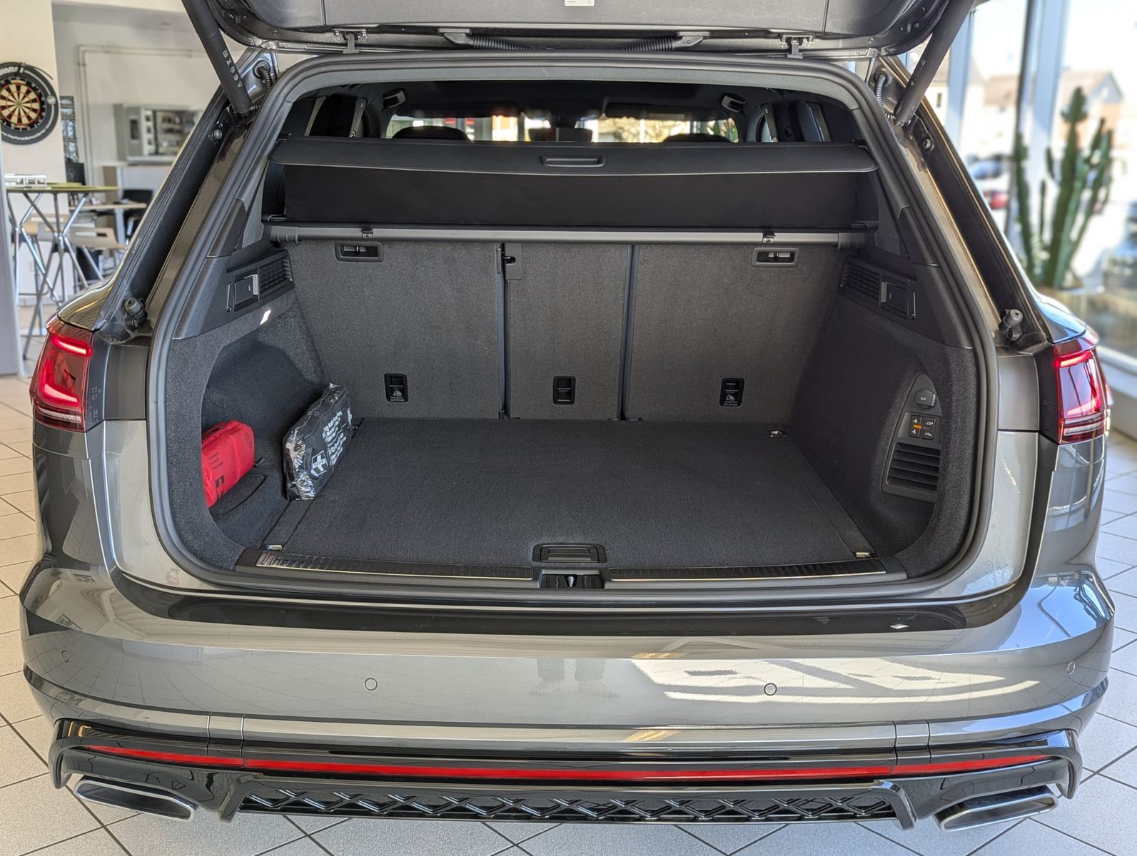 VW Touareg 3.0 TDI 4M R-Line Komfort-Paket UPE 111T - Image 17