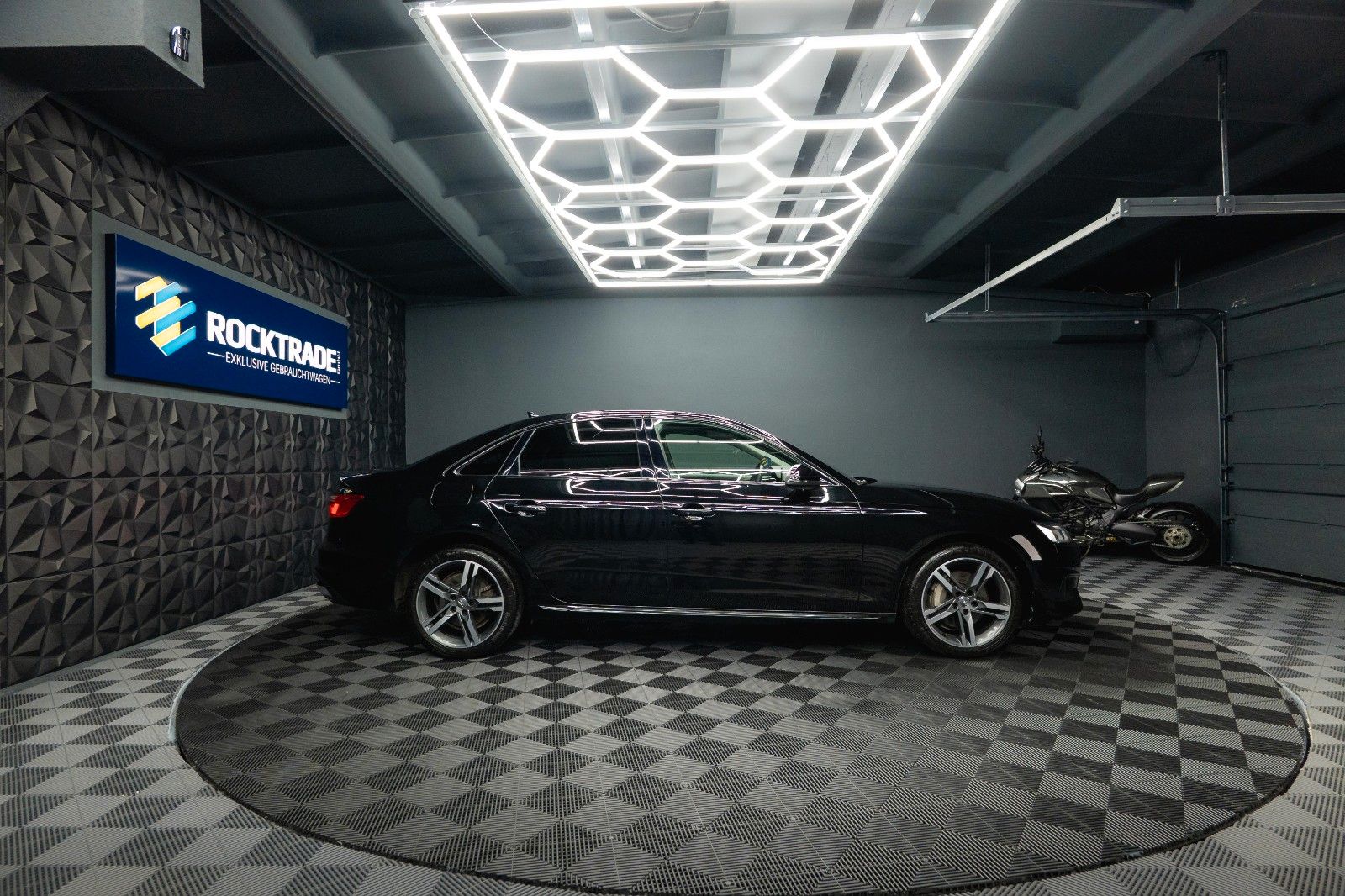 Fahrzeugabbildung Audi A4 Lim. 40 TFSI advanced Sport *DAB*LED*ACC*