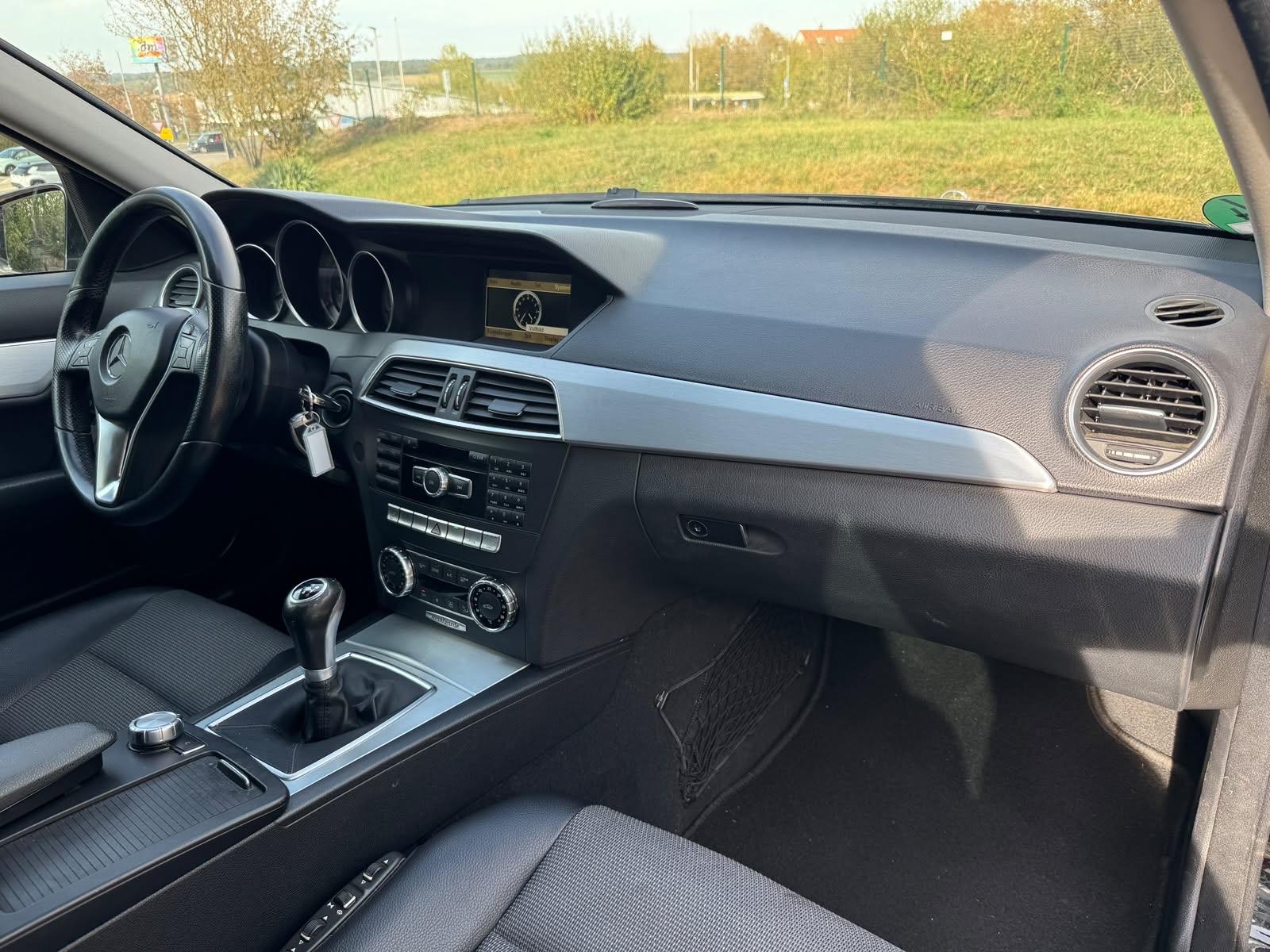 Mercedes-Benz C180 2011 — photo 10