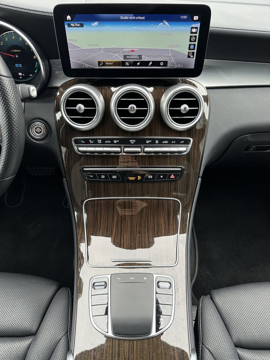 Fahrzeugabbildung Mercedes-Benz GLC 300e 4MATIC AMG Line NAV+HUD+LED+ACC+19ZO+PP