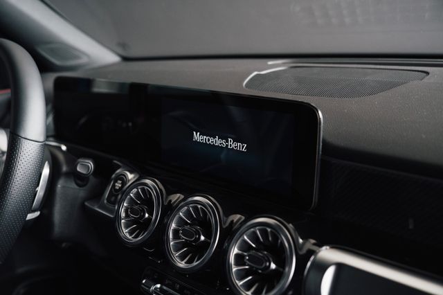 Fahrzeugabbildung Mercedes-Benz GLB 250 4Matic AMG Standheizung Night-Paket