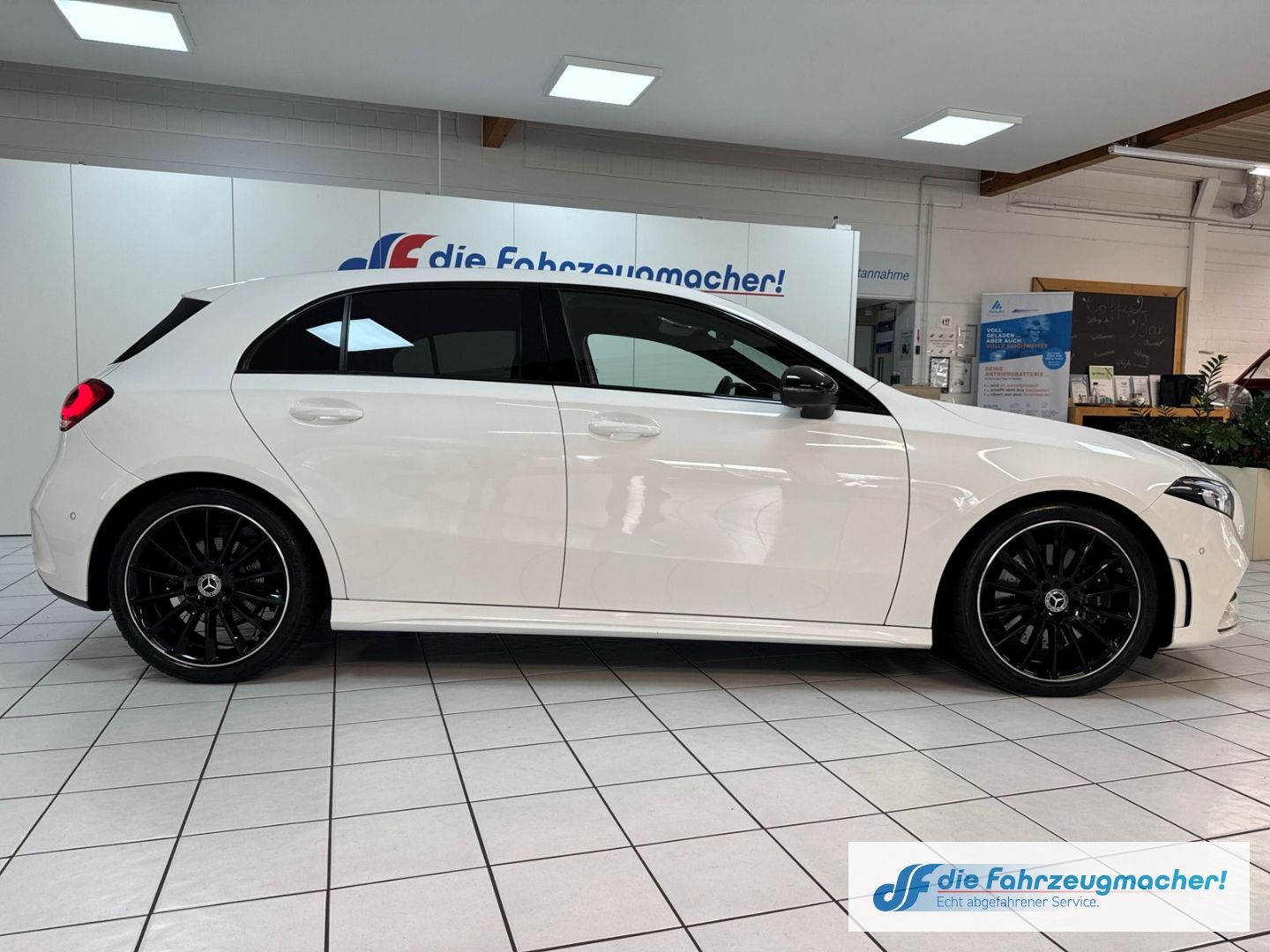 Fahrzeugabbildung Mercedes-Benz A 250 AMG Sportpaket HUD Navi Digitales Cockpit