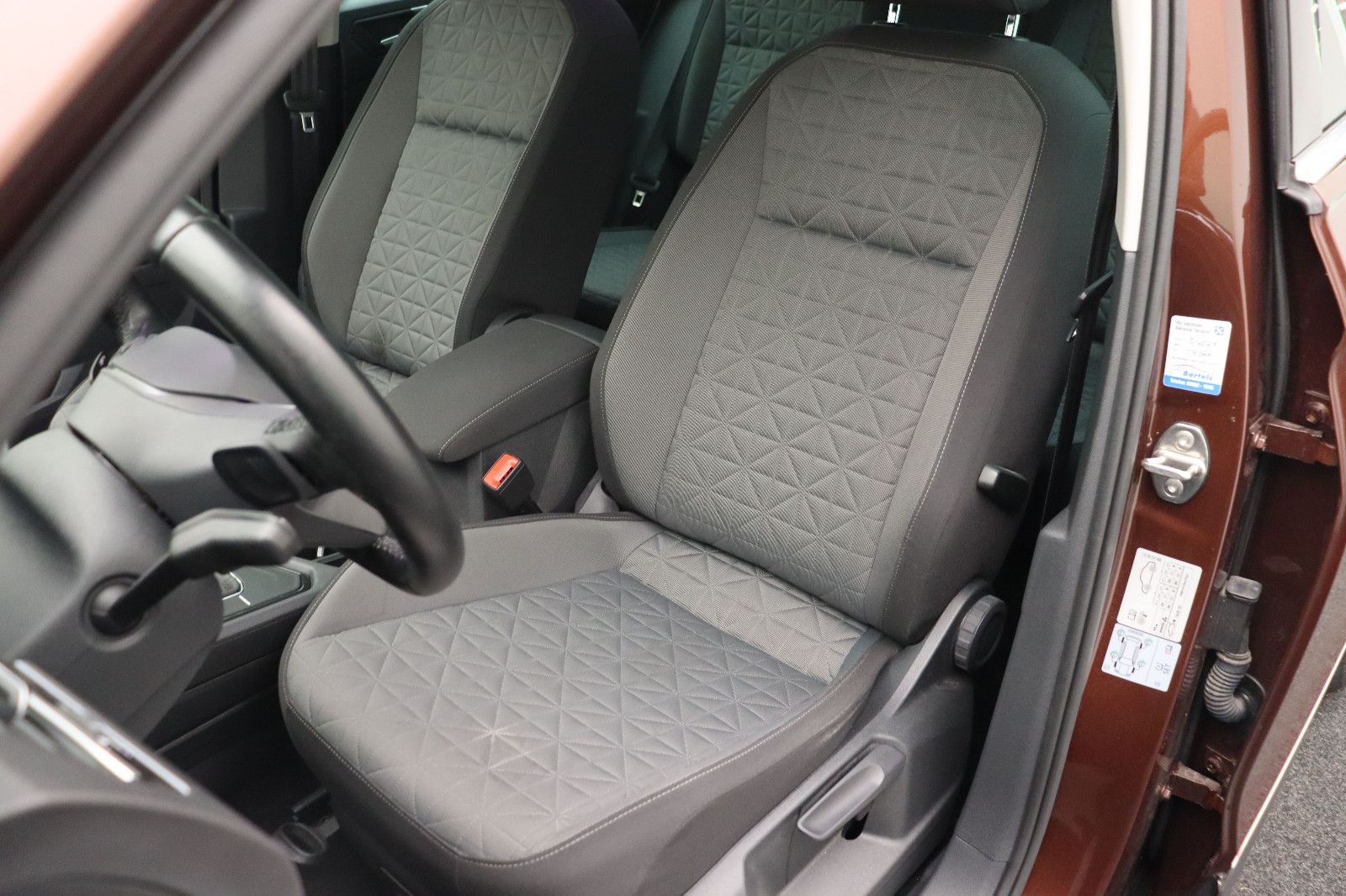 Fahrzeugabbildung Volkswagen Tiguan 1.5 DSG Life ACC LED Apple CarPlay