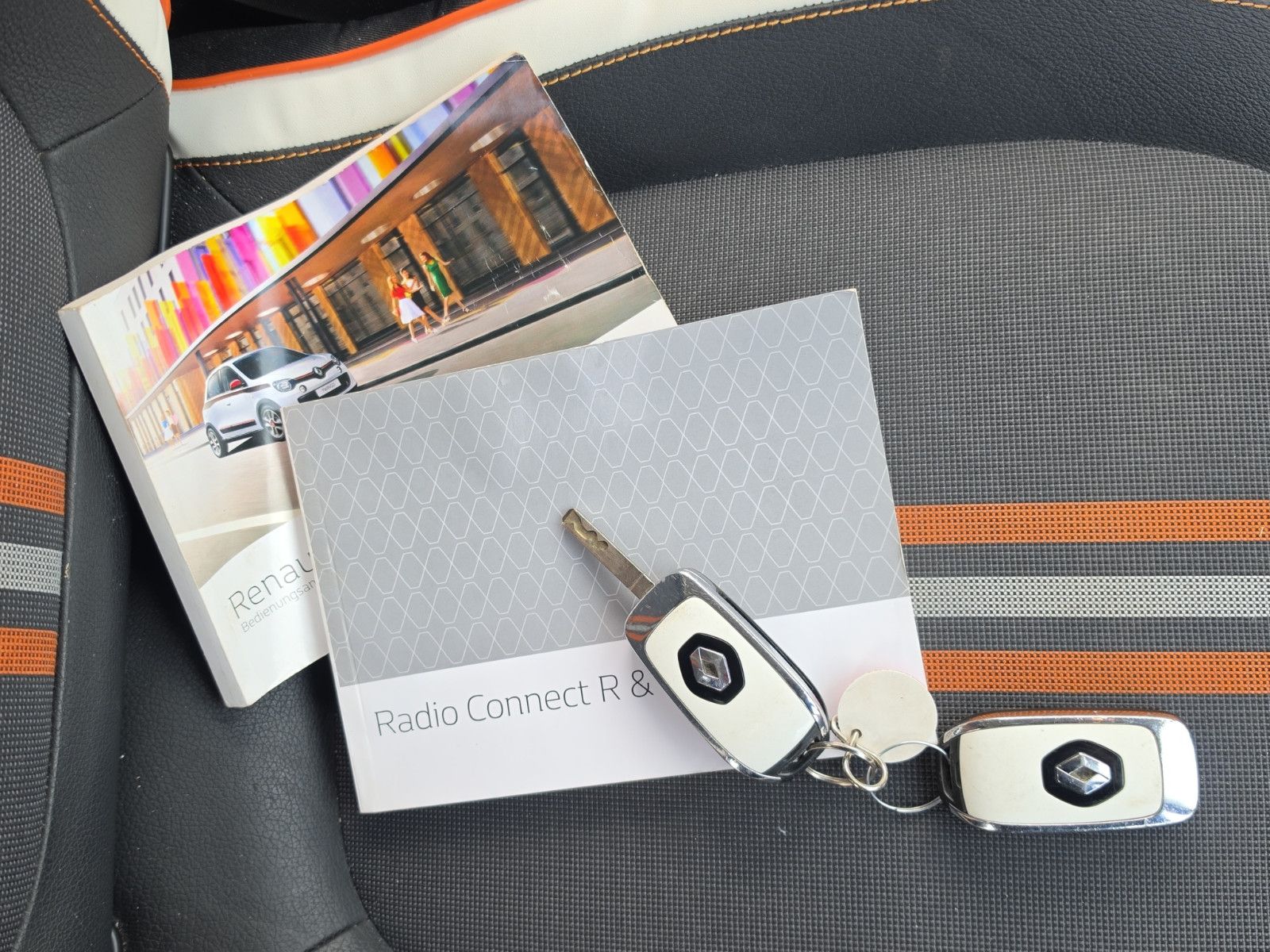 Fahrzeugabbildung Renault Twingo GT Tempomat SHZ PDC TÜV NEU