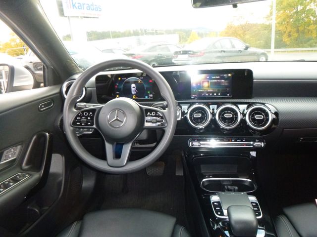 Fahrzeugabbildung Mercedes-Benz A 180 >AUT/NAV/PDC/Sitzheizung<