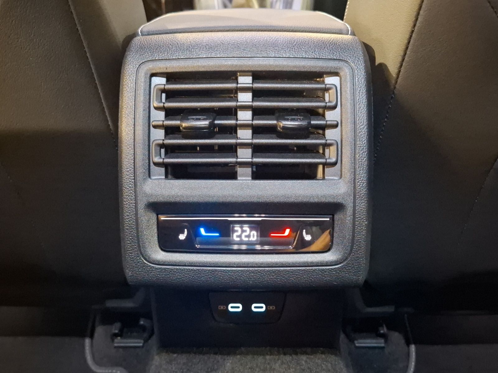 Fahrzeugabbildung Volkswagen Golf VIII TSI Goal Standhzg LED CarPlay AID ACC