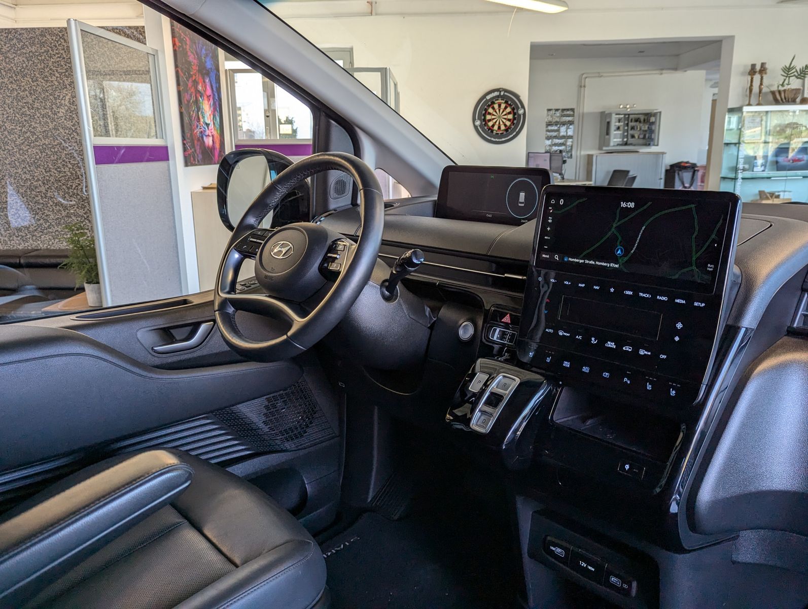 Fahrzeugabbildung Hyundai Staria 2.2 CRDi Aut Prime 4WD Leder Pano 9-Sitze