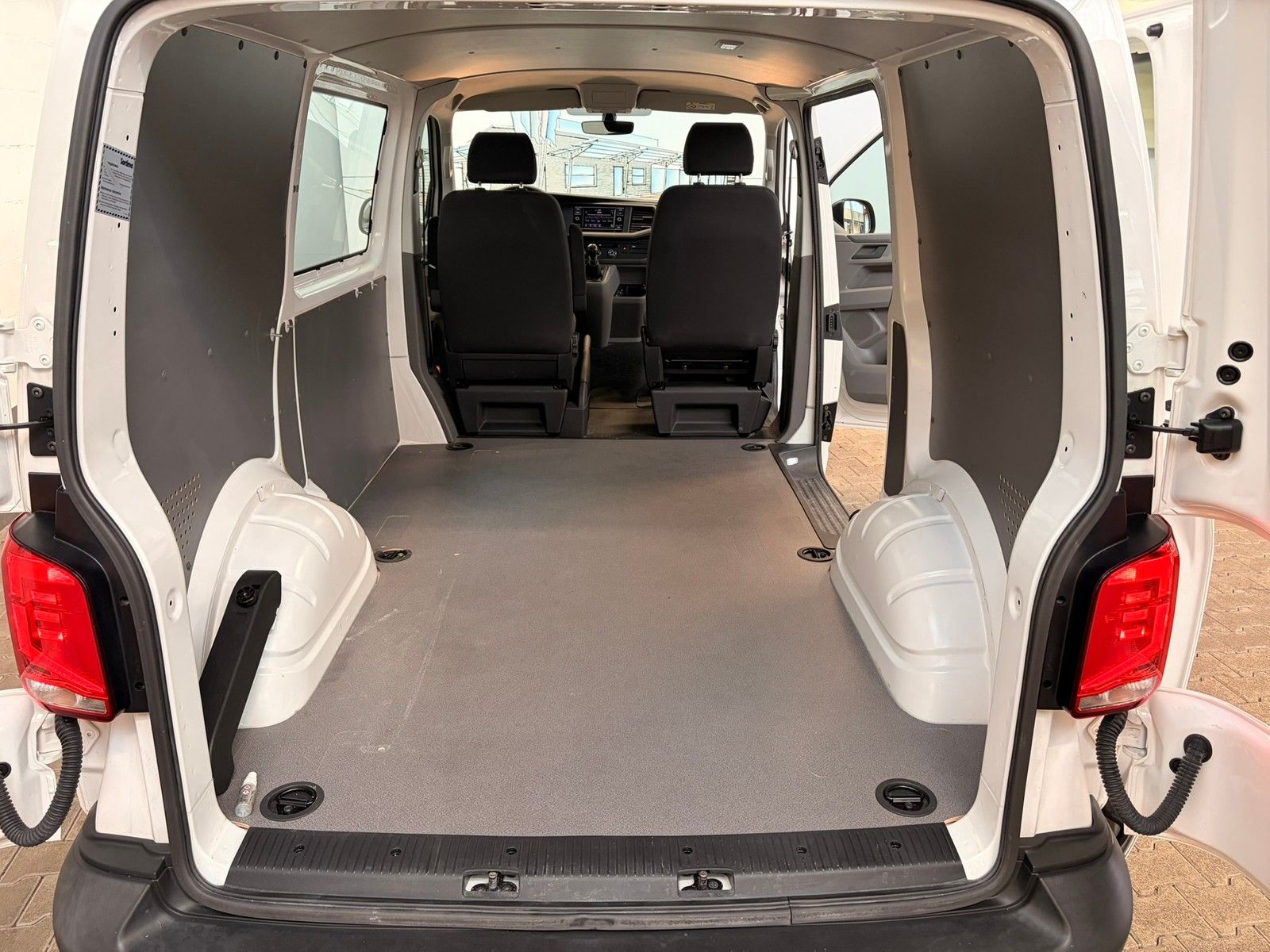 Fahrzeugabbildung Volkswagen T6.1 Transporter Kasten 2,0 TDI +AHK+Licht&Sicht