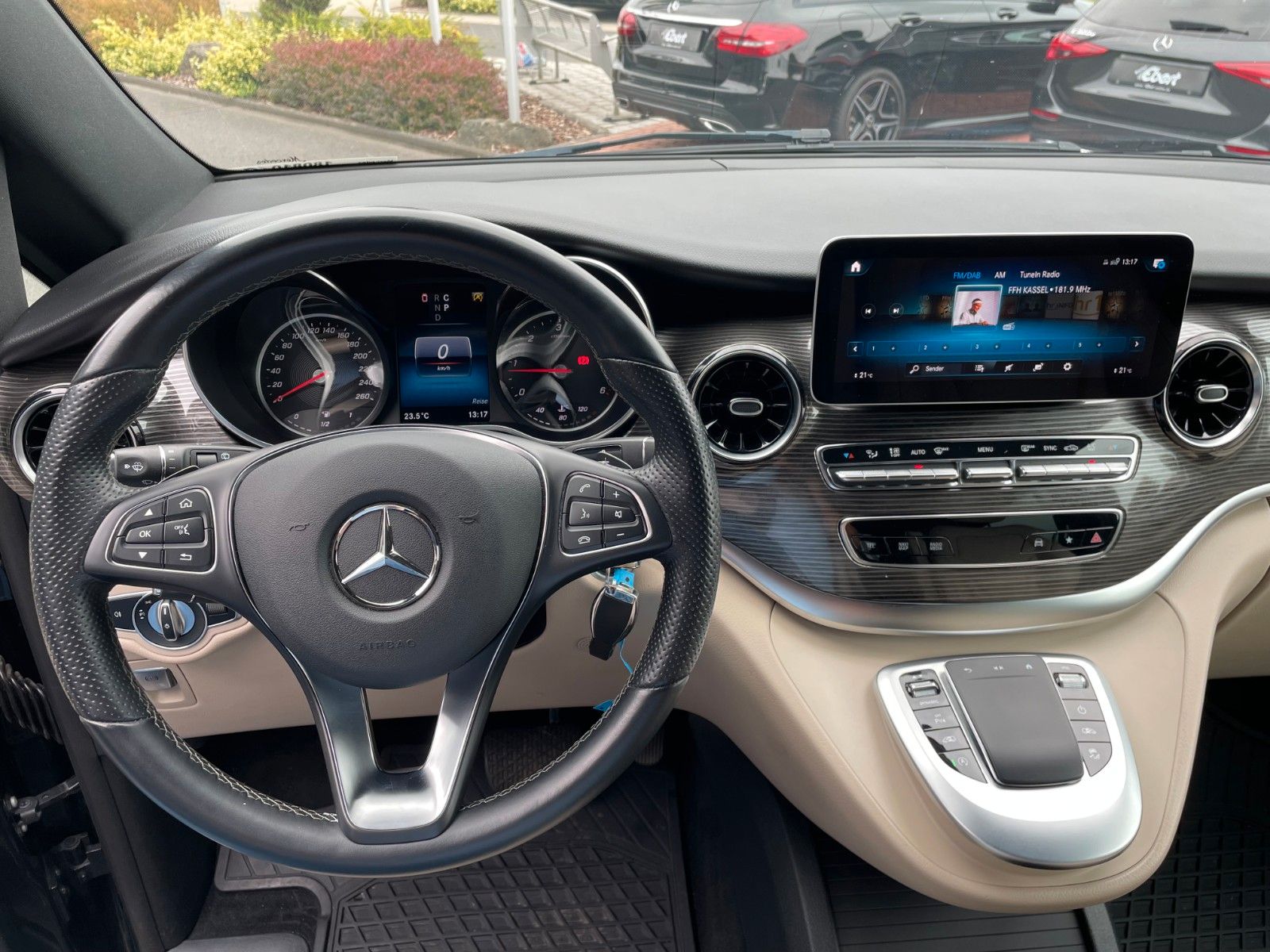 Fahrzeugabbildung Mercedes-Benz V 300 d AVA ED 4MATIC Sitzklima Burmester 6Sitze