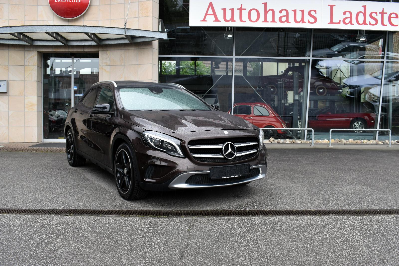 Mercedes-Benz GLA 220*4Matic*Panorama*Leder*LED*Navi*PDC*