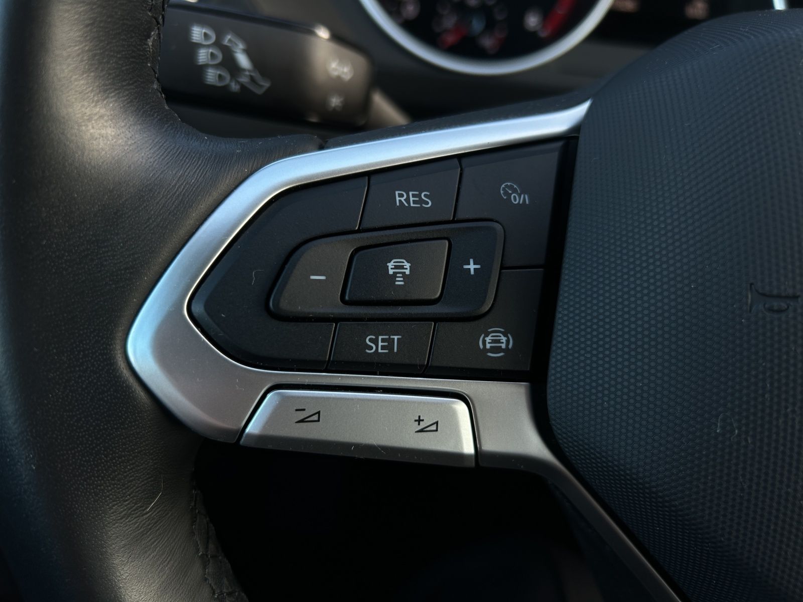 Fahrzeugabbildung Volkswagen Tiguan TSI Life LED ACC SH LRHzg PDC 18" WeConne