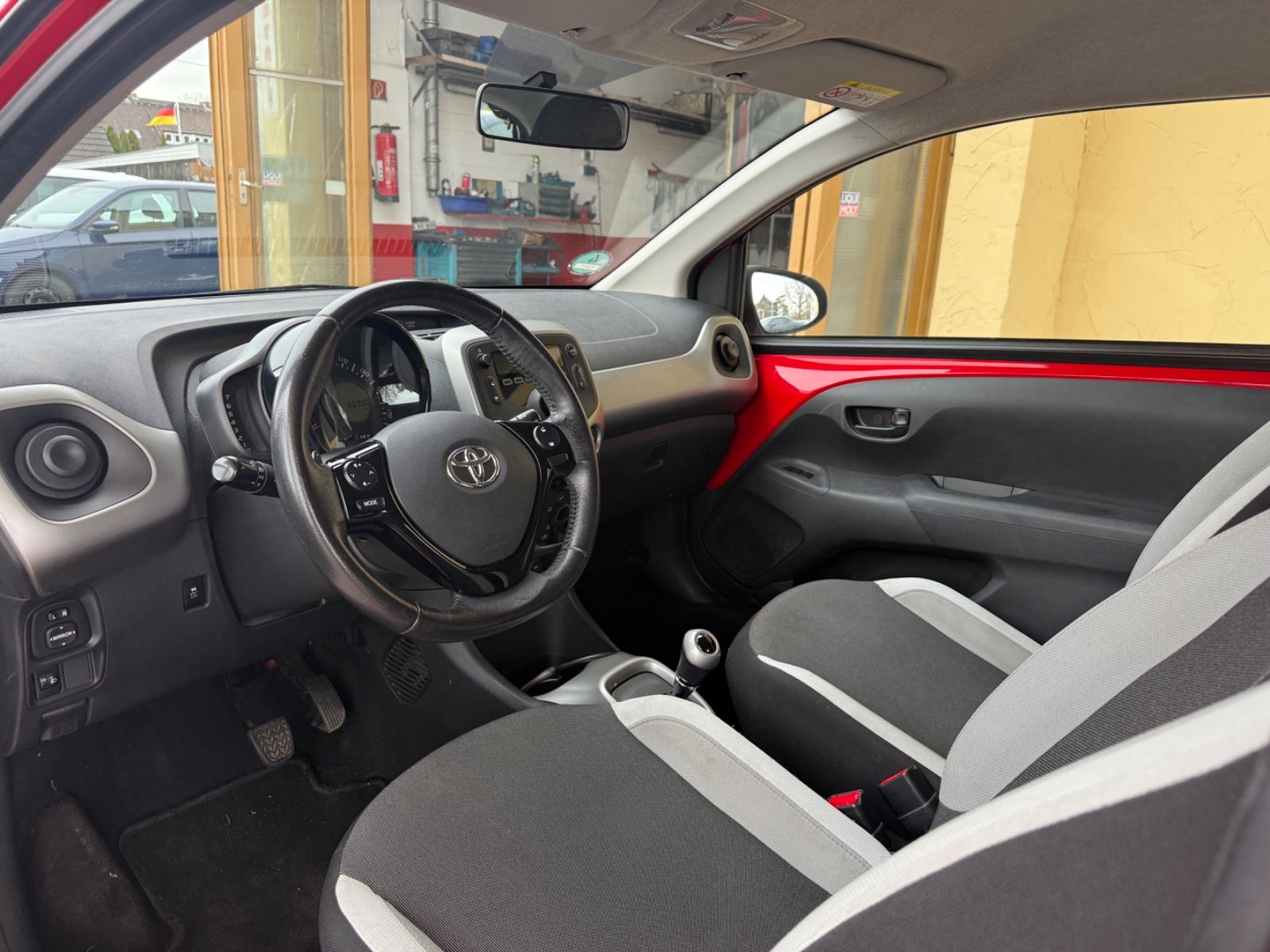 Aygo AYGO x-play Automatik|85Tkm|Scheckheft