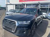 Audi Q7 3.0 TDI quattro S line - 7 Sitzer - mit Diesel-Antrieb: Blau, mit Navigationssystem