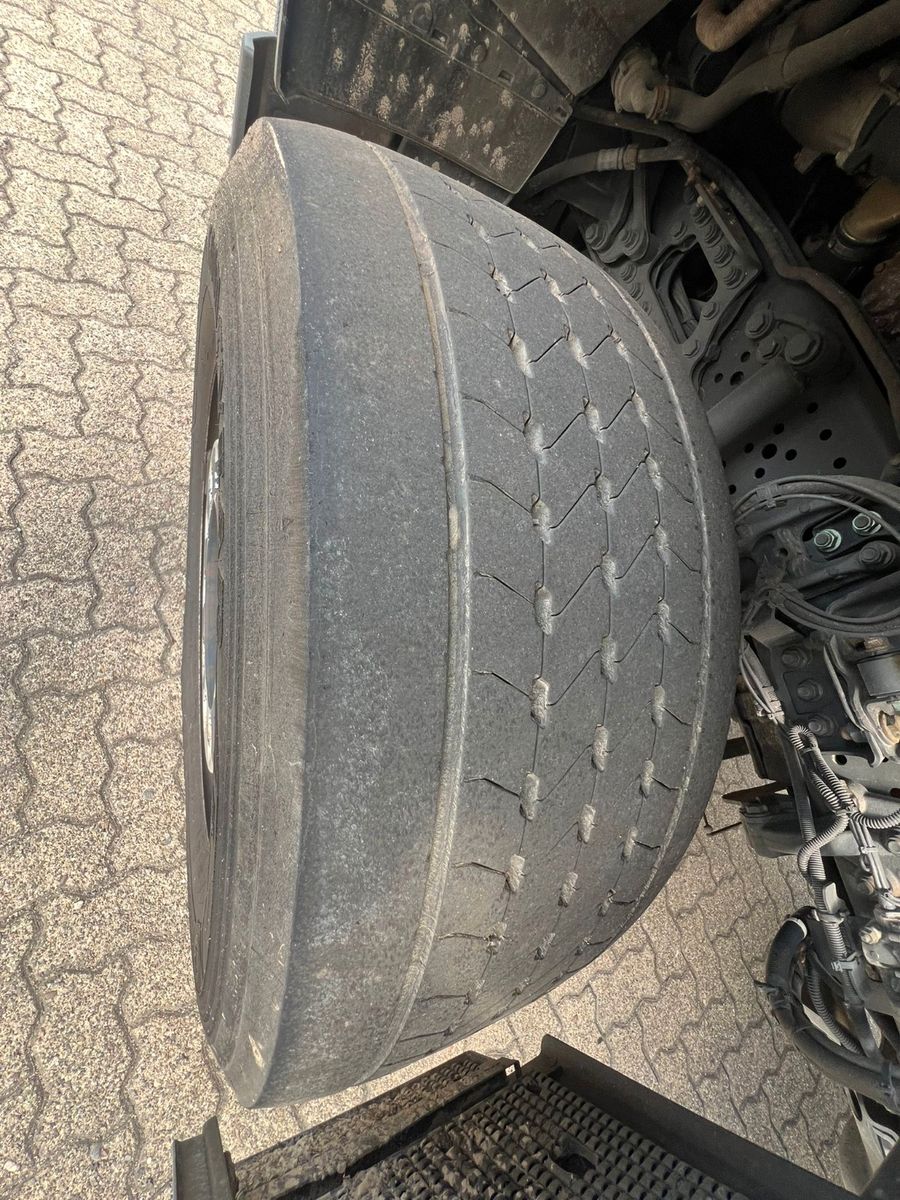 Fahrzeugabbildung Mercedes-Benz Mercedes-Benz Antos 1840 mit Kühlauflieger ROHR