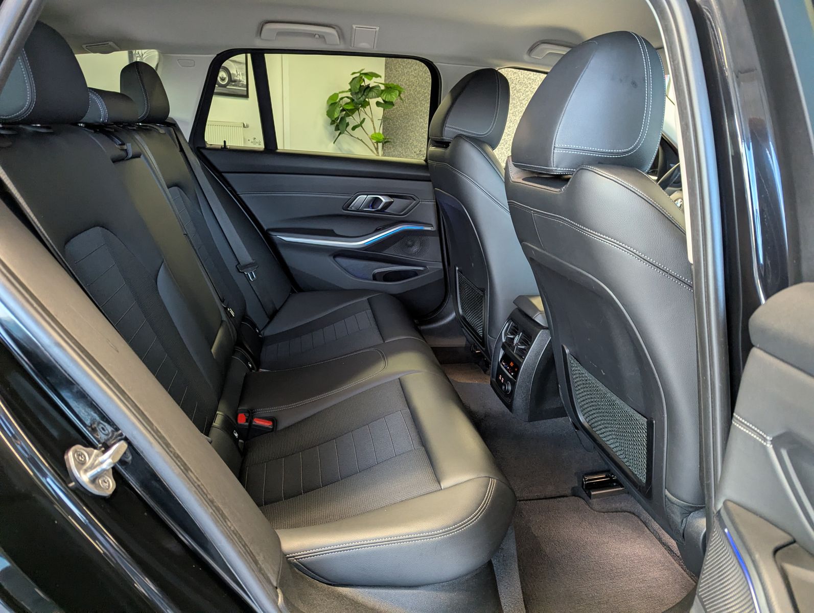 BMW 320 d xDrive Sport Line HUD Shadow LED ACC AHK - Image 15