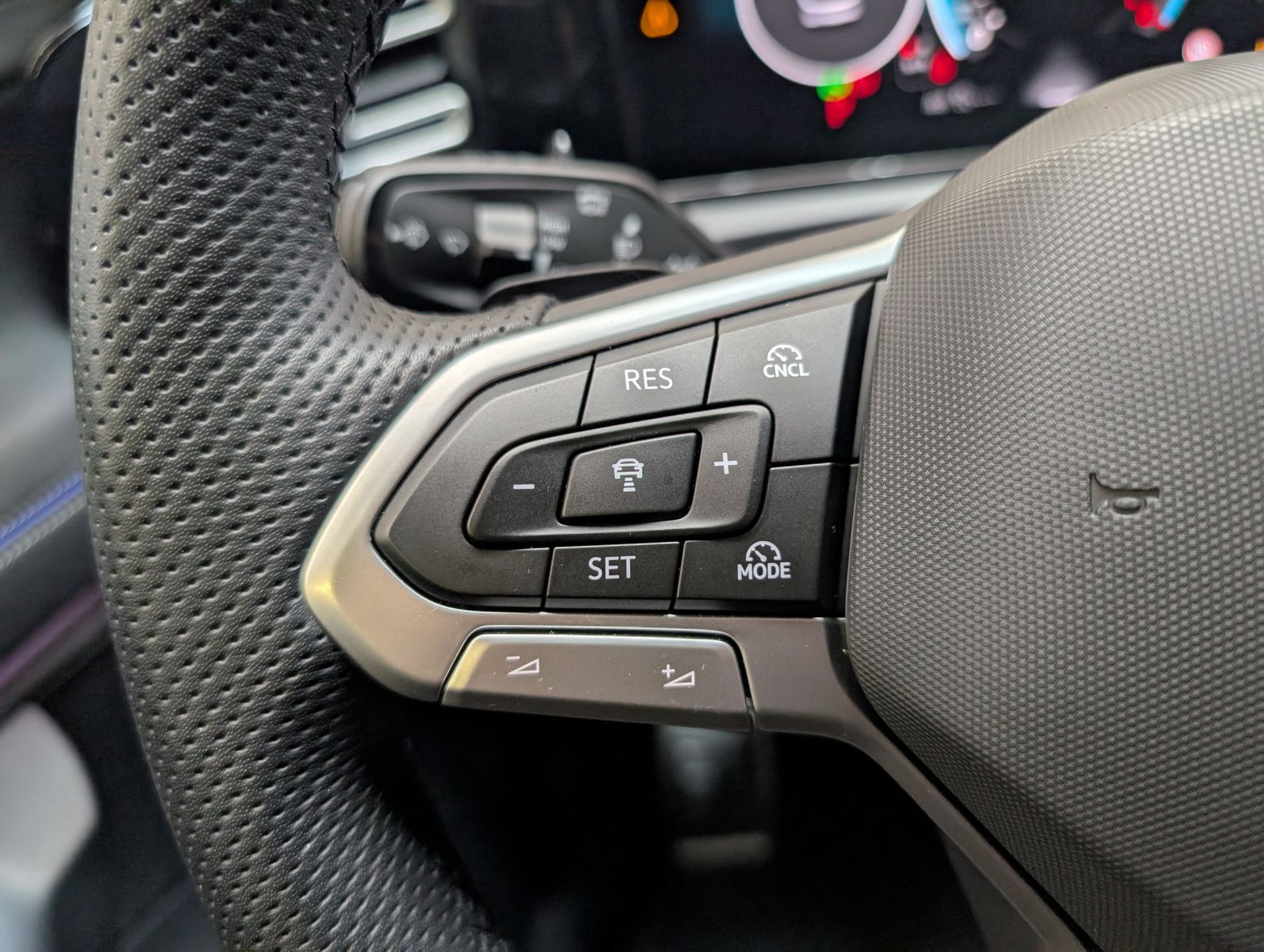 Fahrzeugabbildung Volkswagen Tiguan 2.0TDI R-Line 4M Pano Black AHK Matrix 20