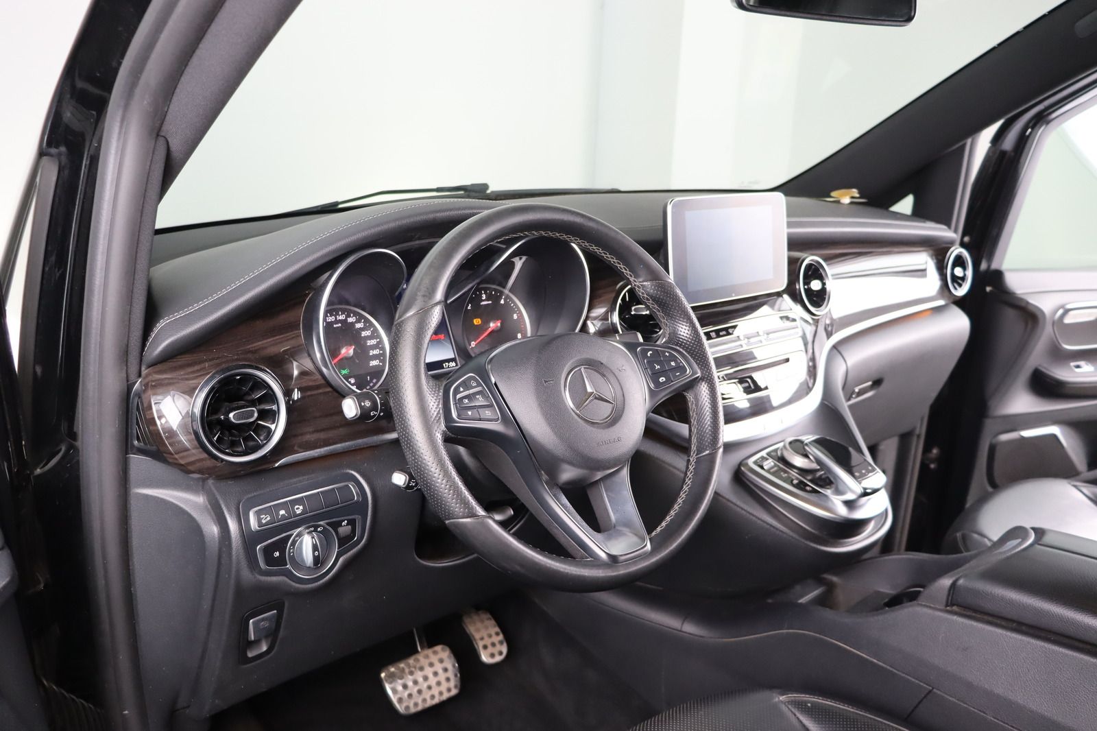 Fahrzeugabbildung Mercedes-Benz V 300 d AMG 4M * DIS * 360 * Burmeister