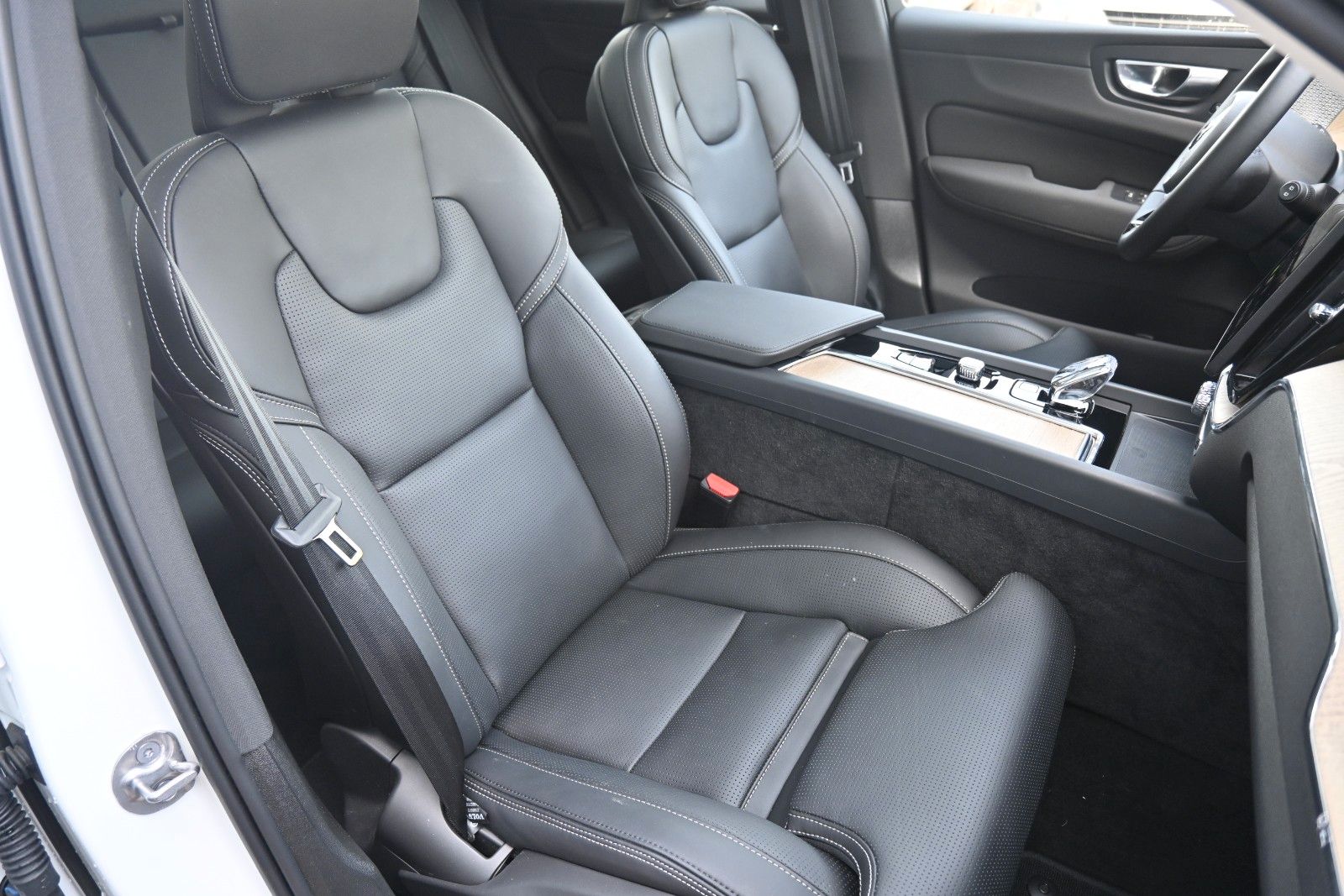 Fahrzeugabbildung Volvo XC60 T8 RC AWD Ultra Dark**360*LUFT*B&W*FACELIFT