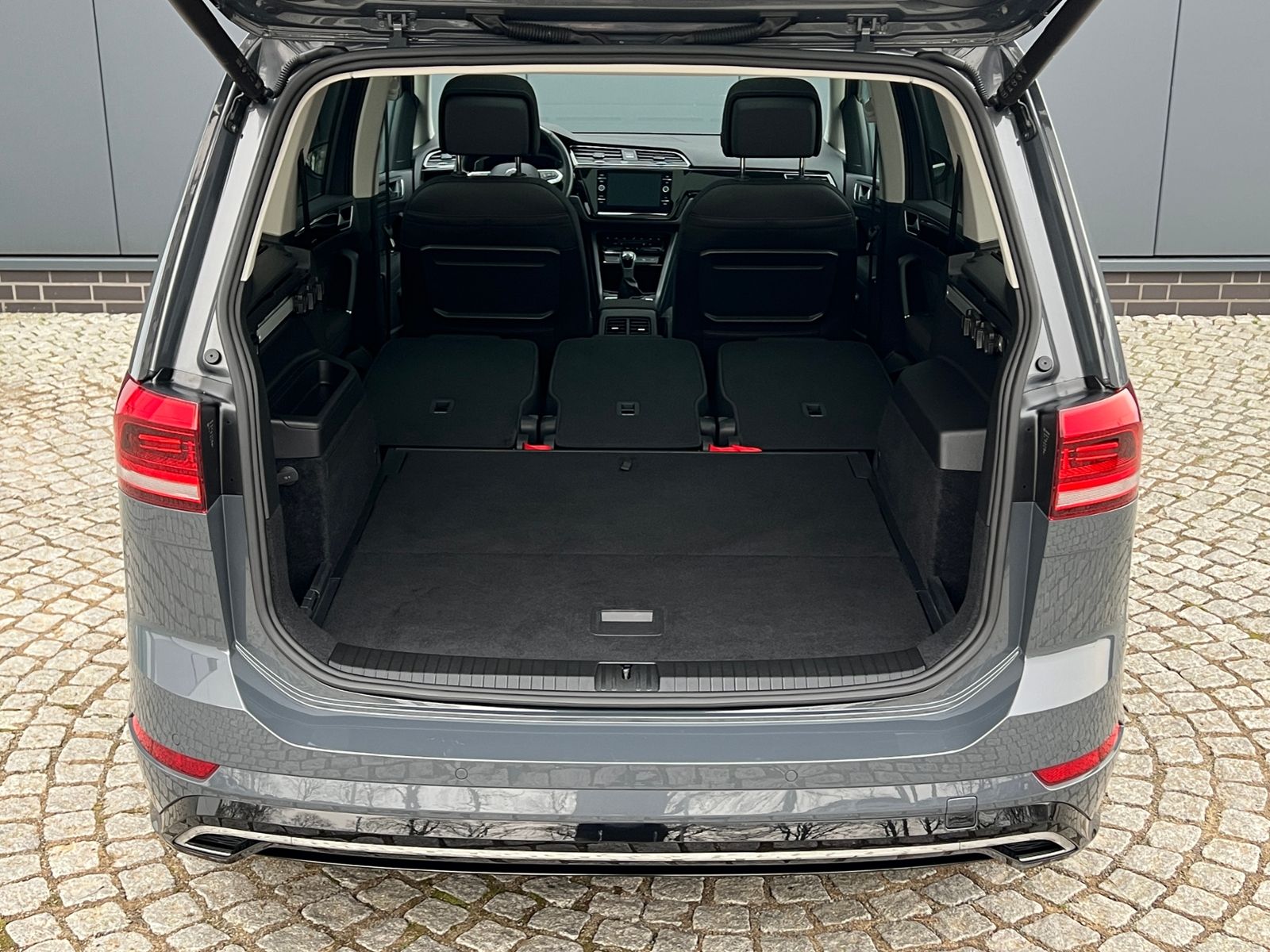 Fahrzeugabbildung Volkswagen Touran Highline 1.5 TSI *R-Line, AHK, Pano, Stan