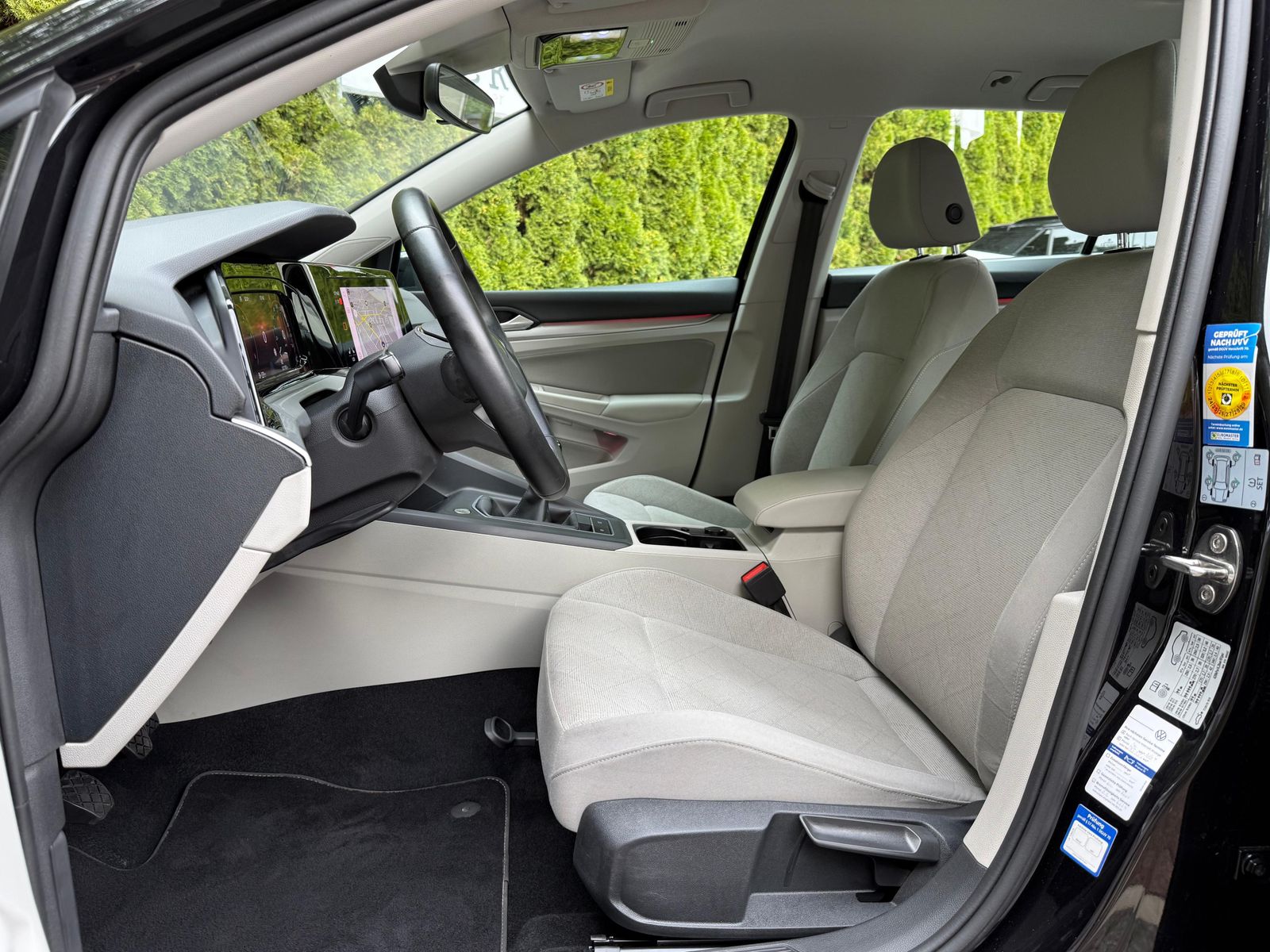 Fahrzeugabbildung Volkswagen Golf 2.0 TDI Life LED+NAVI+SHZ+AMBI+ACC+CARPLAY