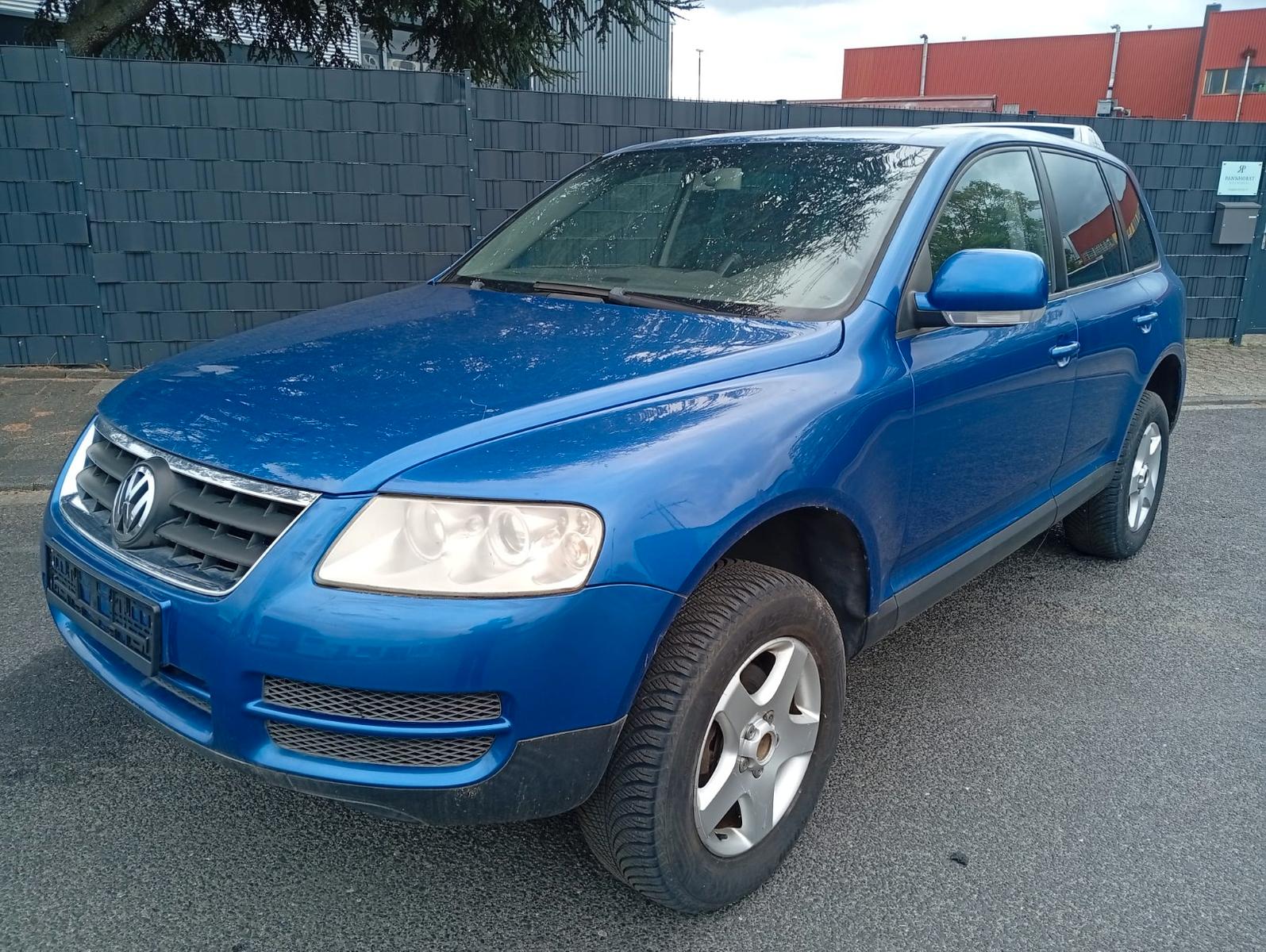 Volkswagen Touareg 2004 — rear view