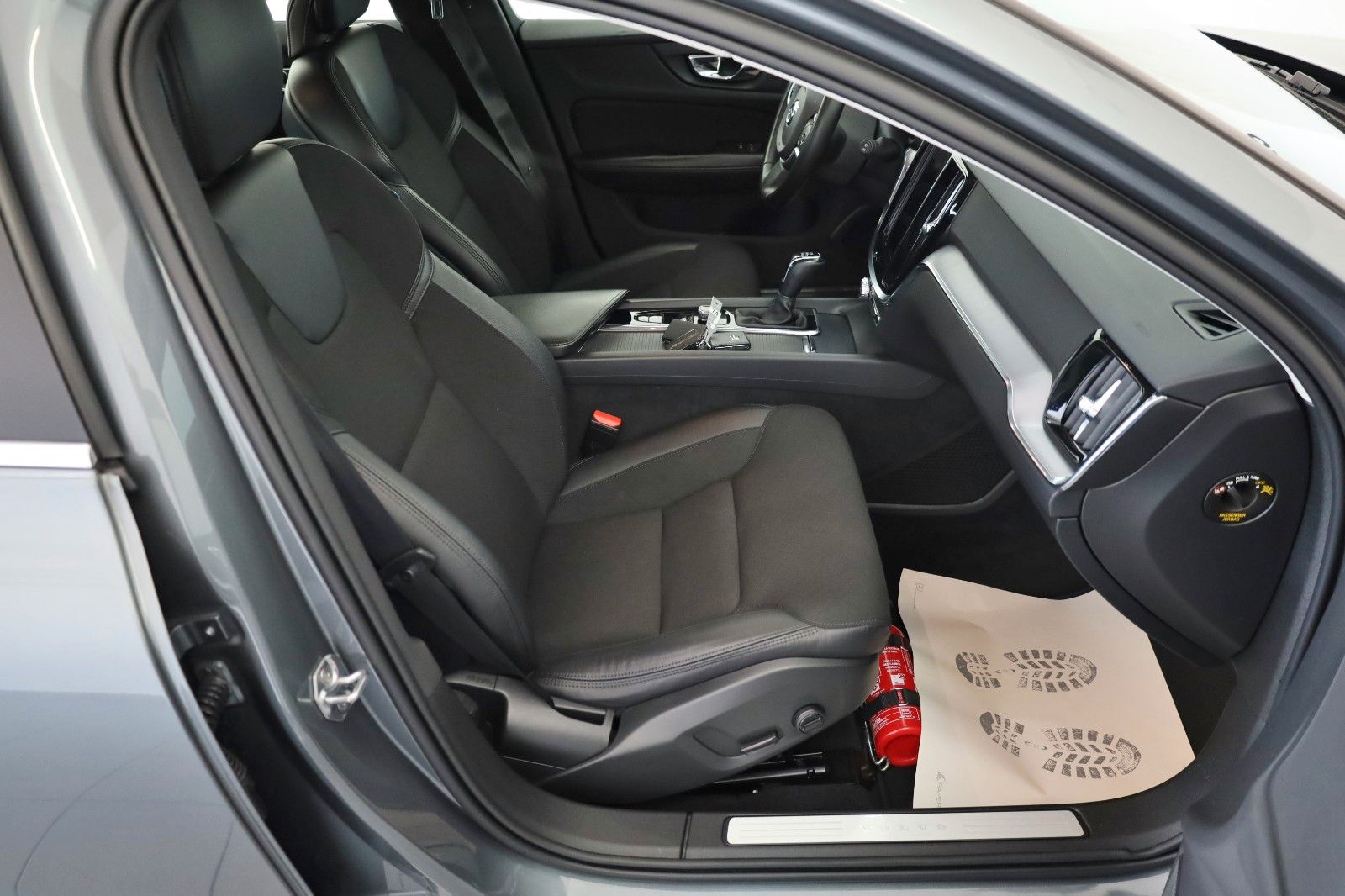 Fahrzeugabbildung Volvo V60 Momentum Pro, T.Leder,Navi,LED,Kamera,SH