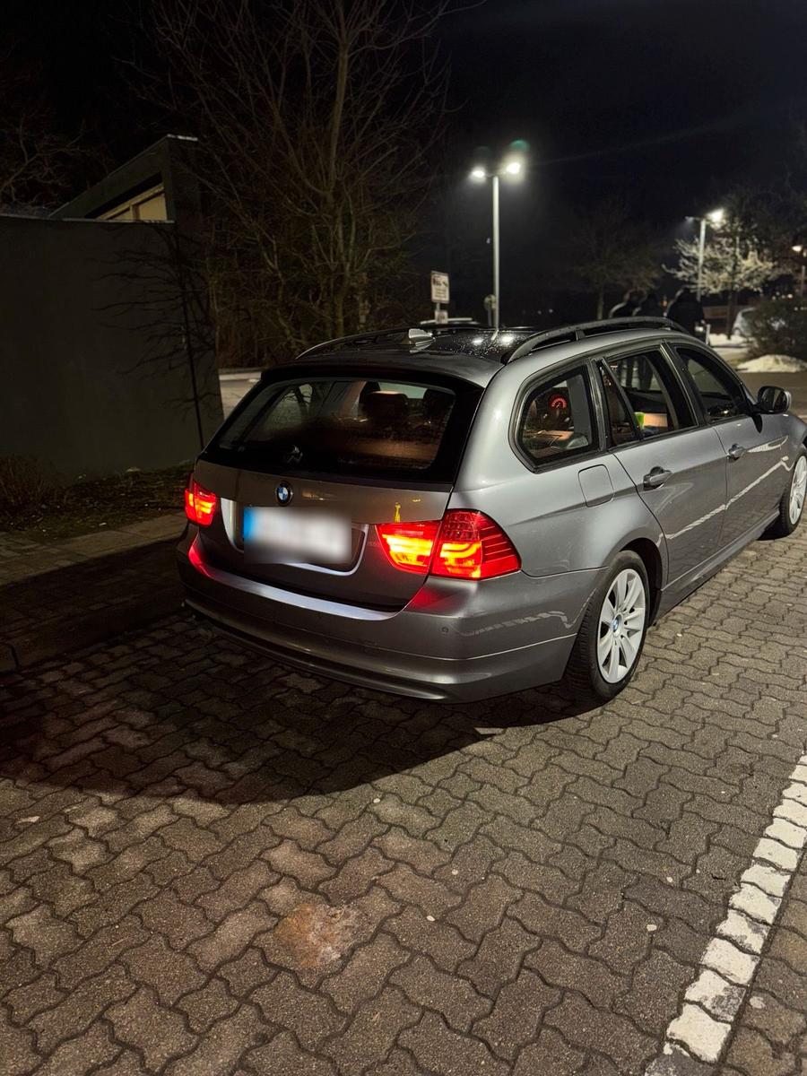 BMW 318 2009 — interior
