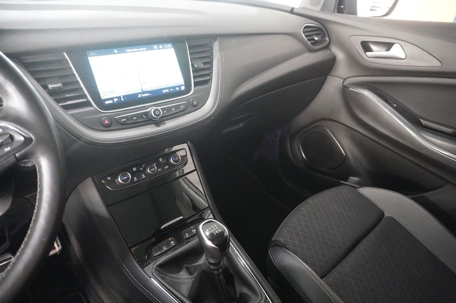 Fahrzeugabbildung Opel Grandland (X) 1.2T INNOV. NAVI/LED/KAMERA/PANO.