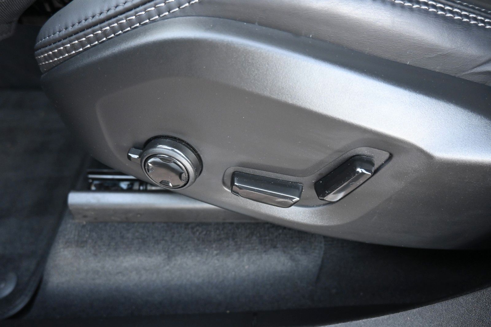 Fahrzeugabbildung Volvo XC90 T8 AWD RC Ultra Dark*LUFT*360°*ACC*AHK