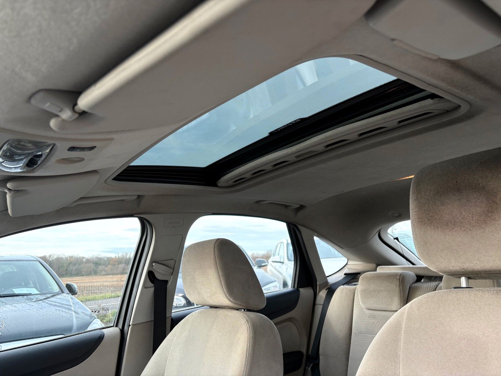 Fahrzeugabbildung Ford Focus 1.6 Lim. Ghia Klimaauto Glasdach SHZ PDC