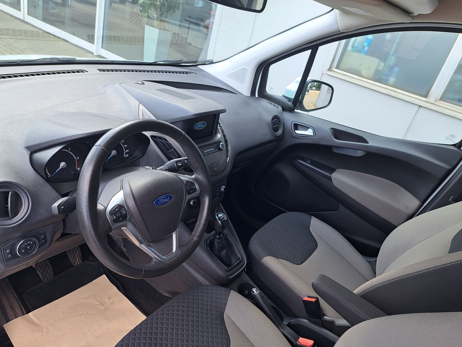 Fahrzeugabbildung Ford Tourneo Courier Trend 1.5 TDCI NAVI WINTERPAKET
