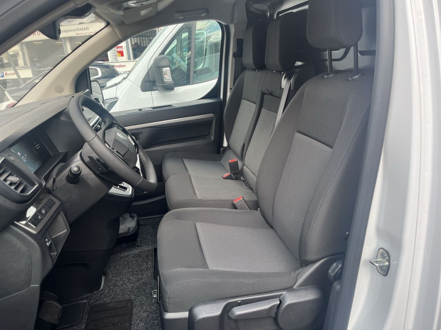 Fahrzeugabbildung Peugeot Expert KW Elektro Standard 75 kWh Navi Temp.
