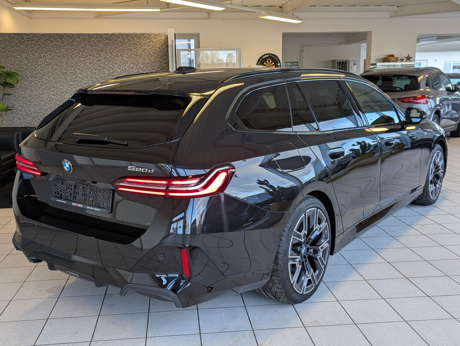 BMW 520 d M-Sport Innov.-Paket H/K LED Pano AHK 360° - Image 7