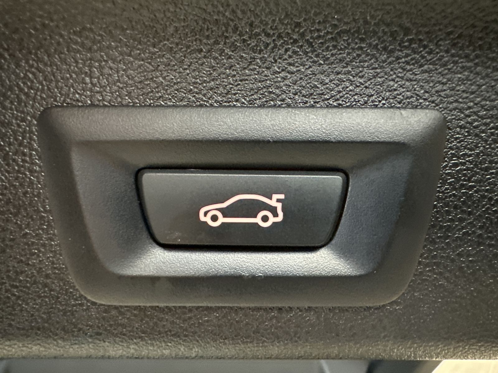 Fahrzeugabbildung BMW 530i Touring M-Sport NAV+LED+AHK+KAM+H&K+20ZO+VC