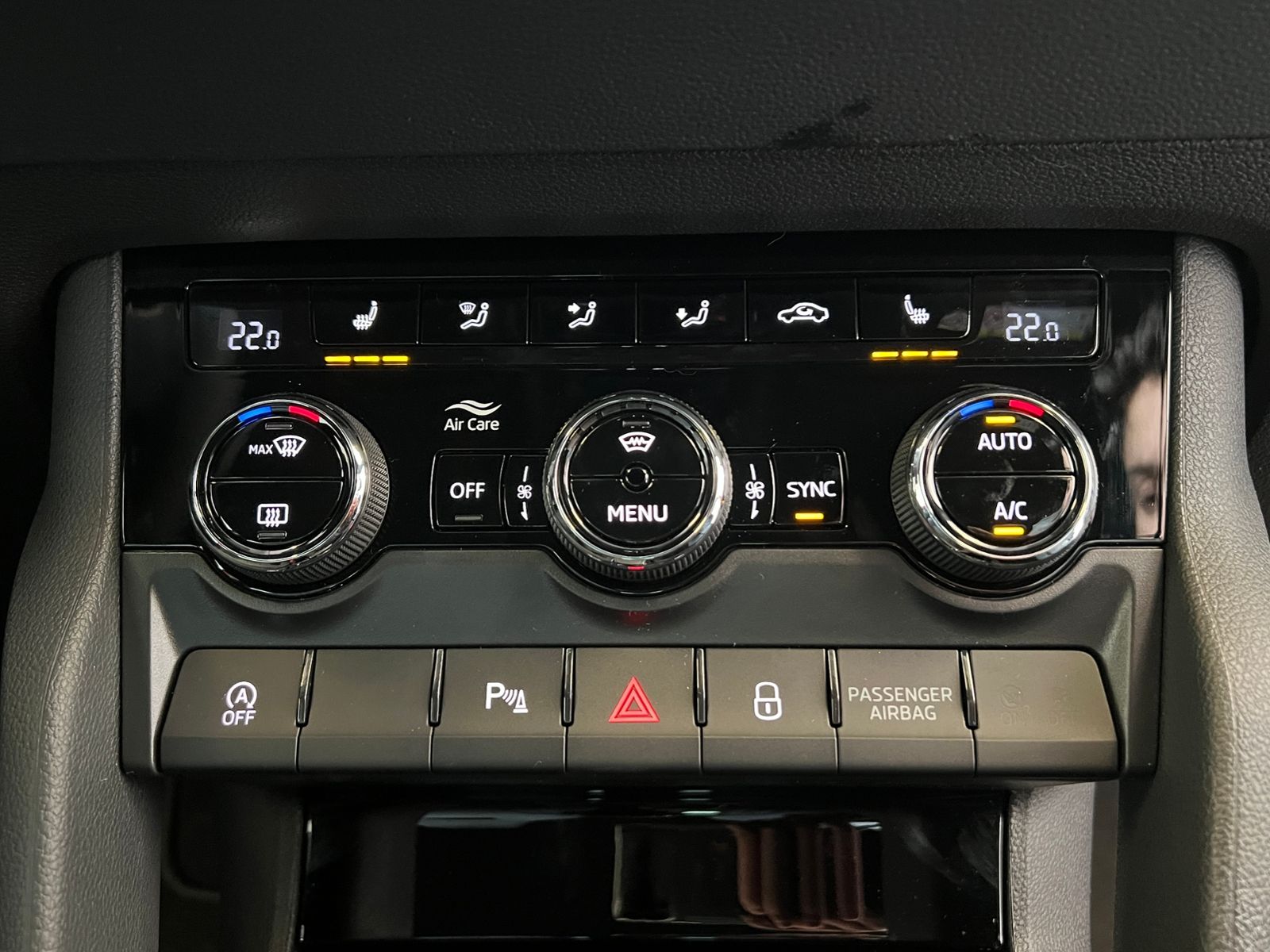 Fahrzeugabbildung SKODA Karoq Sportline 2.0 TSI DSG 4x4 *AHK,CANTON-Soun