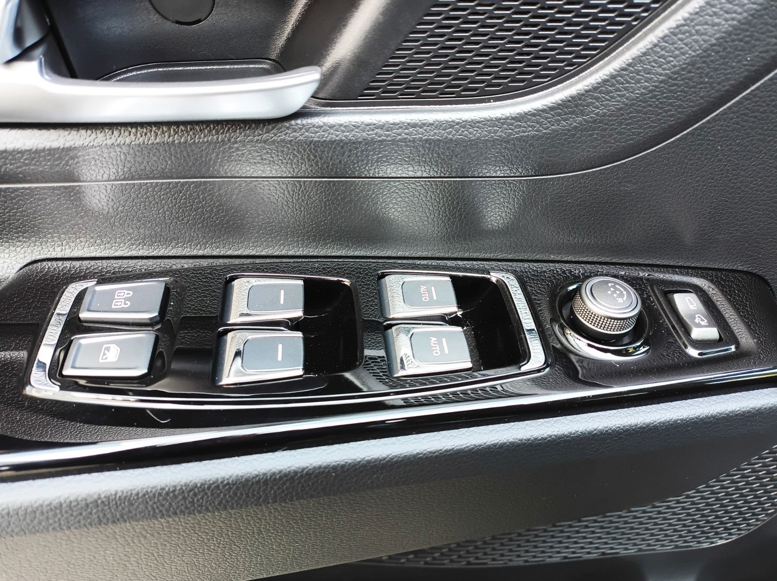Fahrzeugabbildung KGM KORANDO+BLISS+LH+KEYLESS GO+KAMERA+SH+LED+KLIMA2