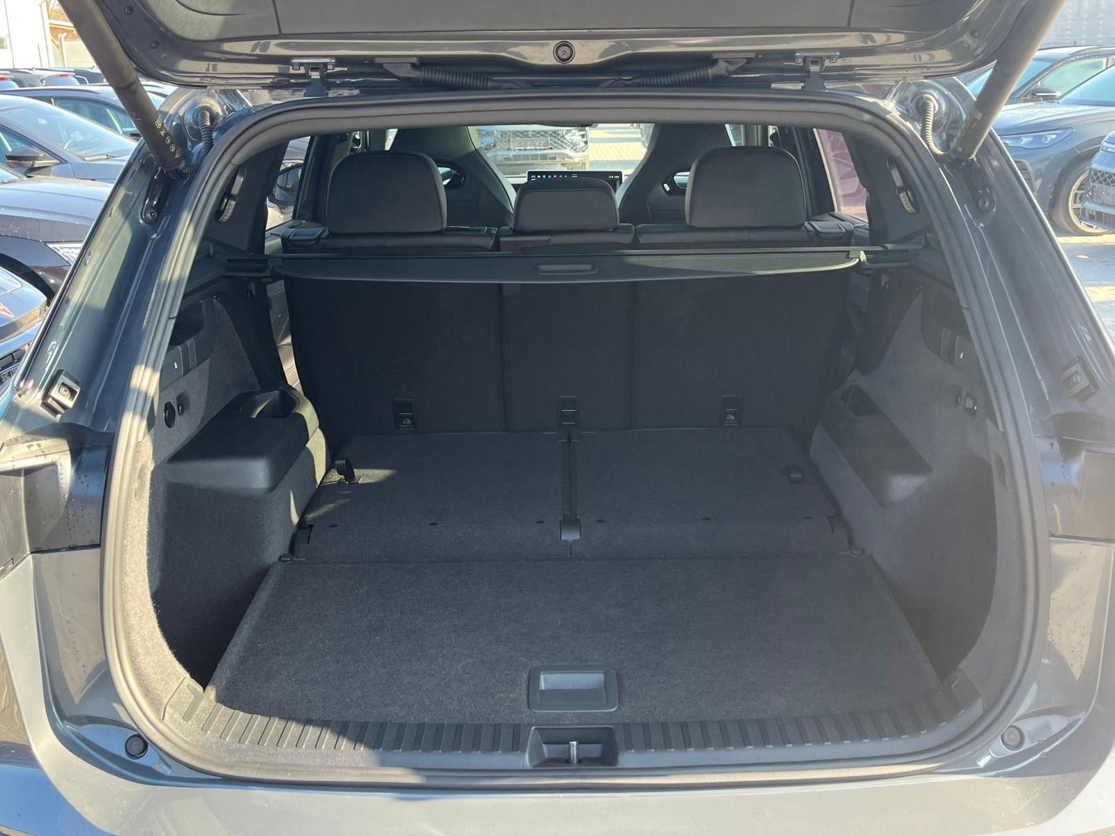 Fahrzeugabbildung Volkswagen Tayron 2.0 TDI 4M R-Line BLACK*7Si*MATRIX*PANO